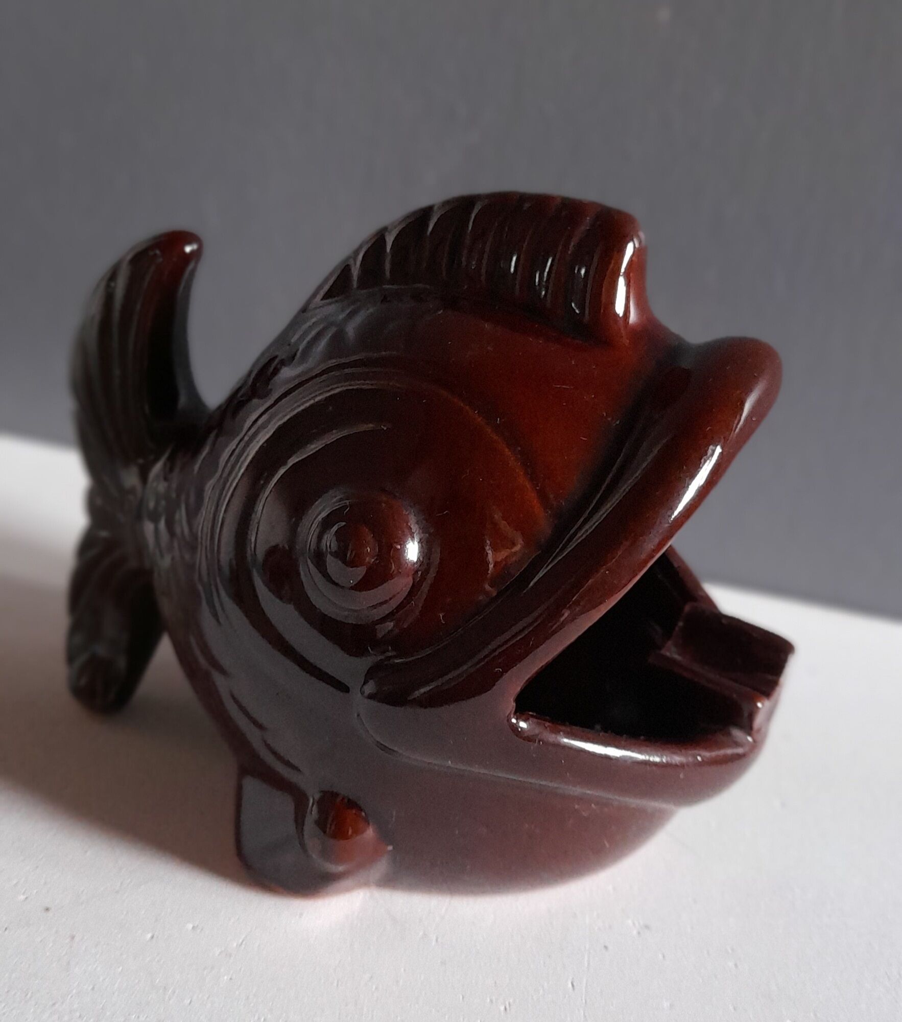 Cendrier poisson, céramique émaillée marron, art deco des années 40-50