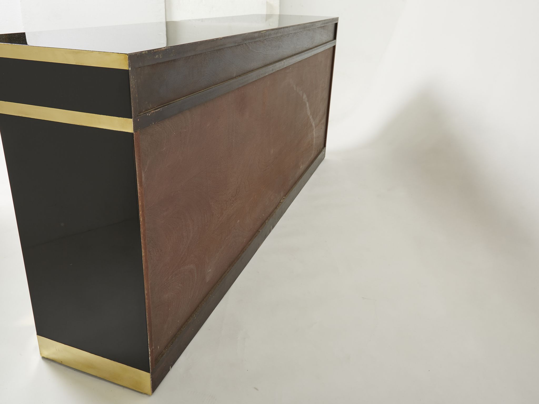 Enfilade laquée noire et laiton signée J.C. Mahey années 70