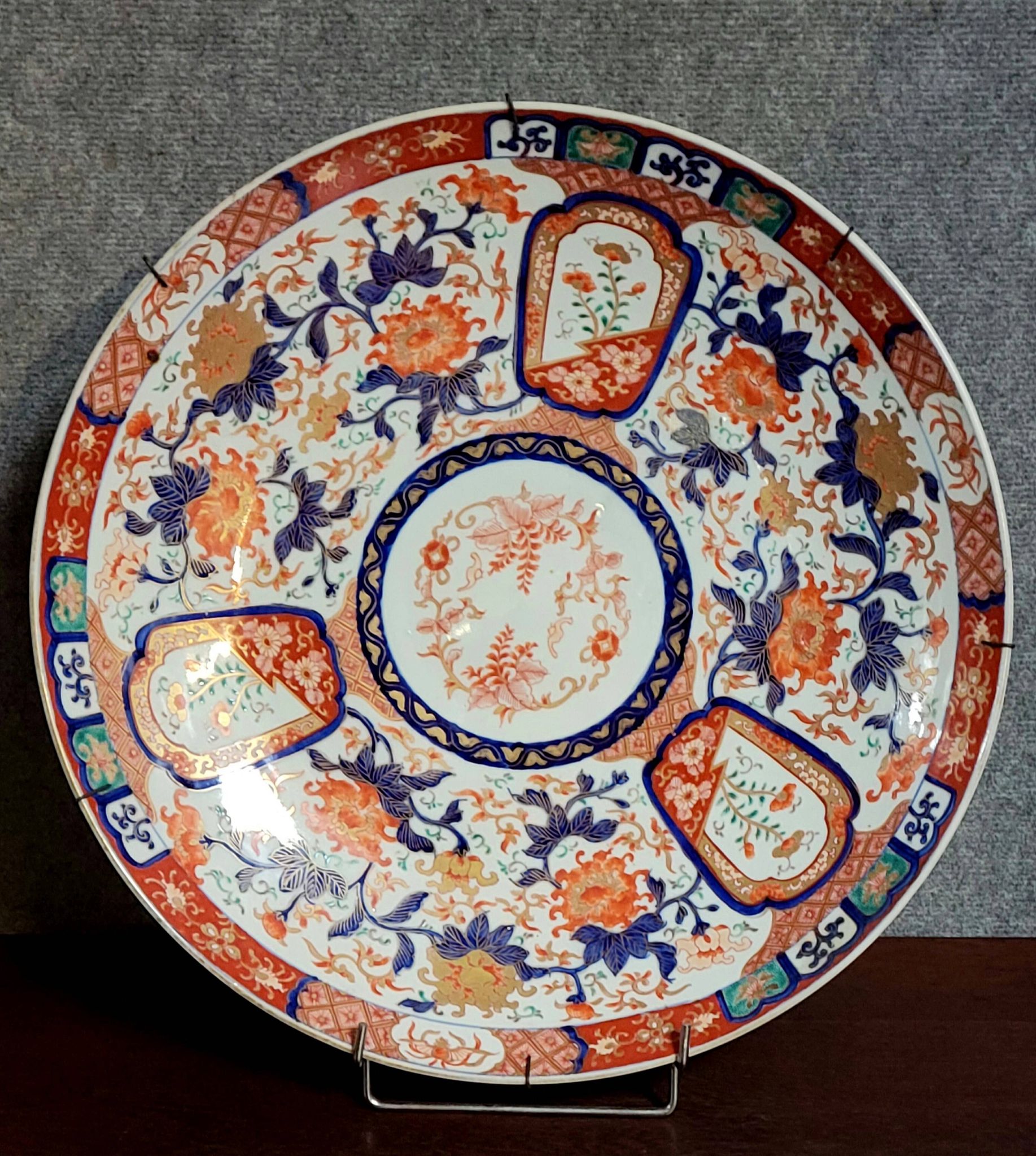 19th-century Asia: Important round porcelain dish decorated in the Imari style