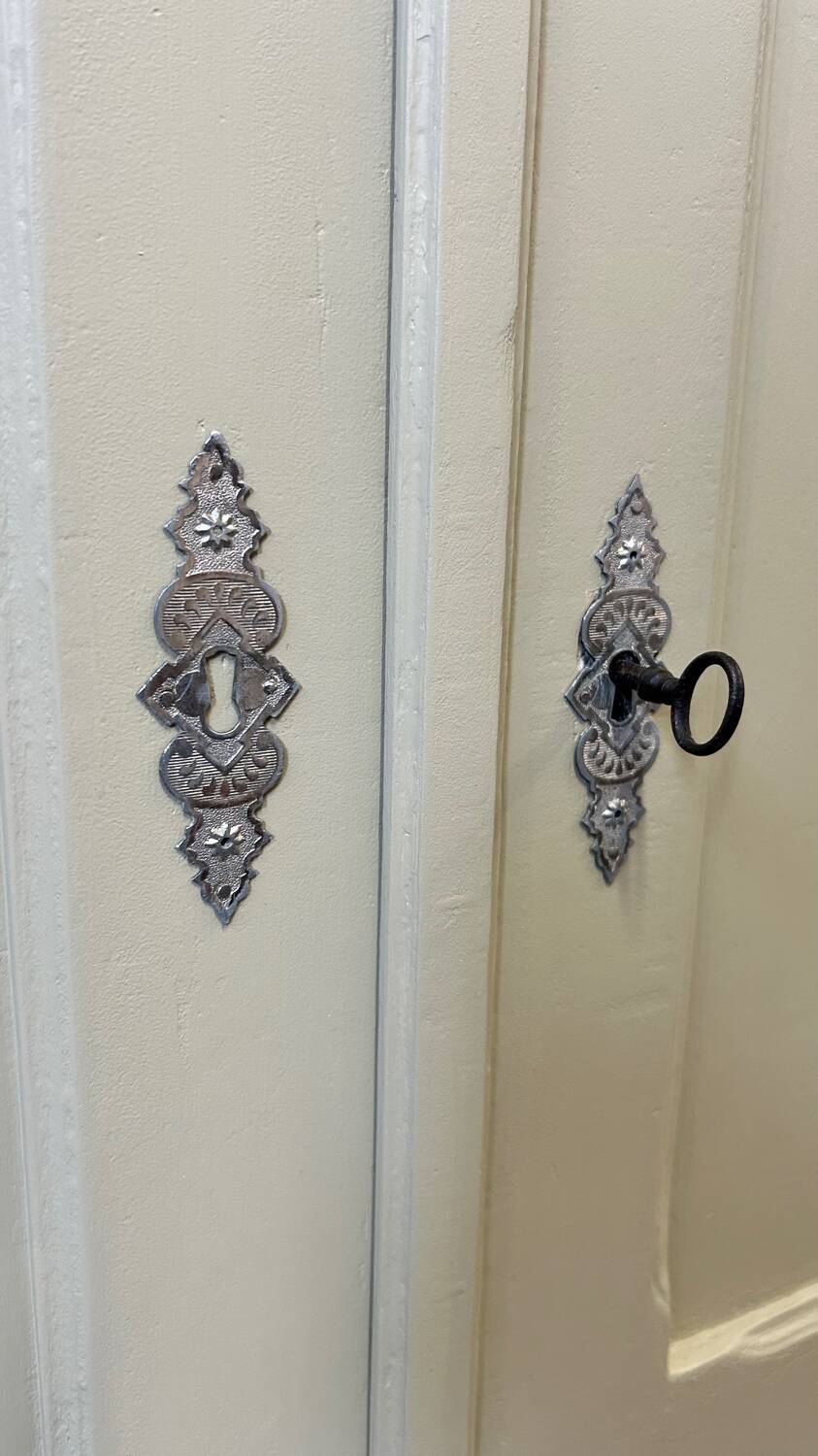 Chic country-style buffet with 2 doors