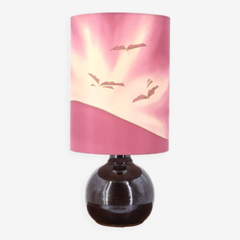 Lampe violette en céramique, abat jour en soie peinte, années 70