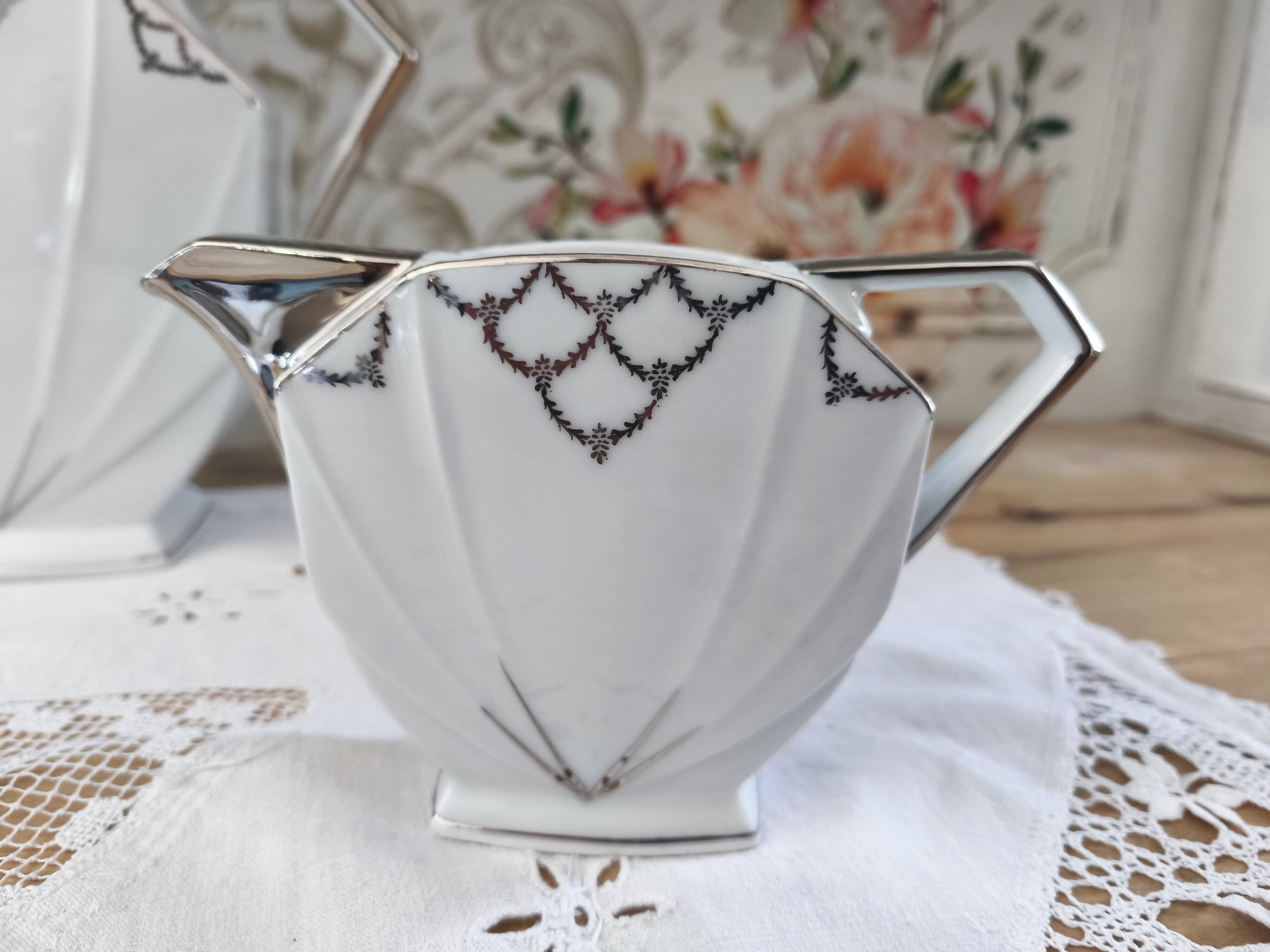 Service à café Art Déco en porcelaine blanche décor argenté