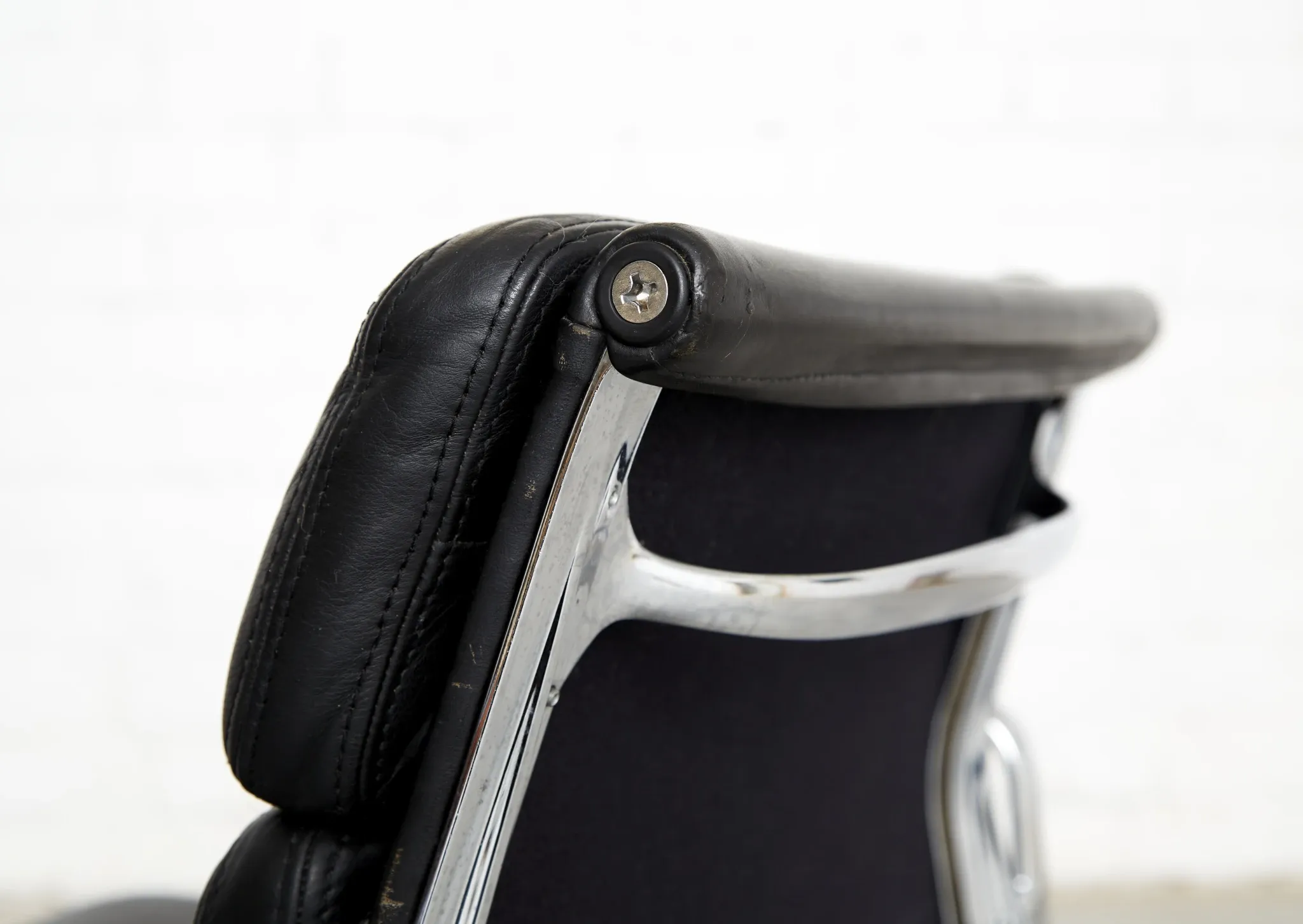Chaise Soft Pad EA 217 de Charles et Ray Eames pour Vitra
