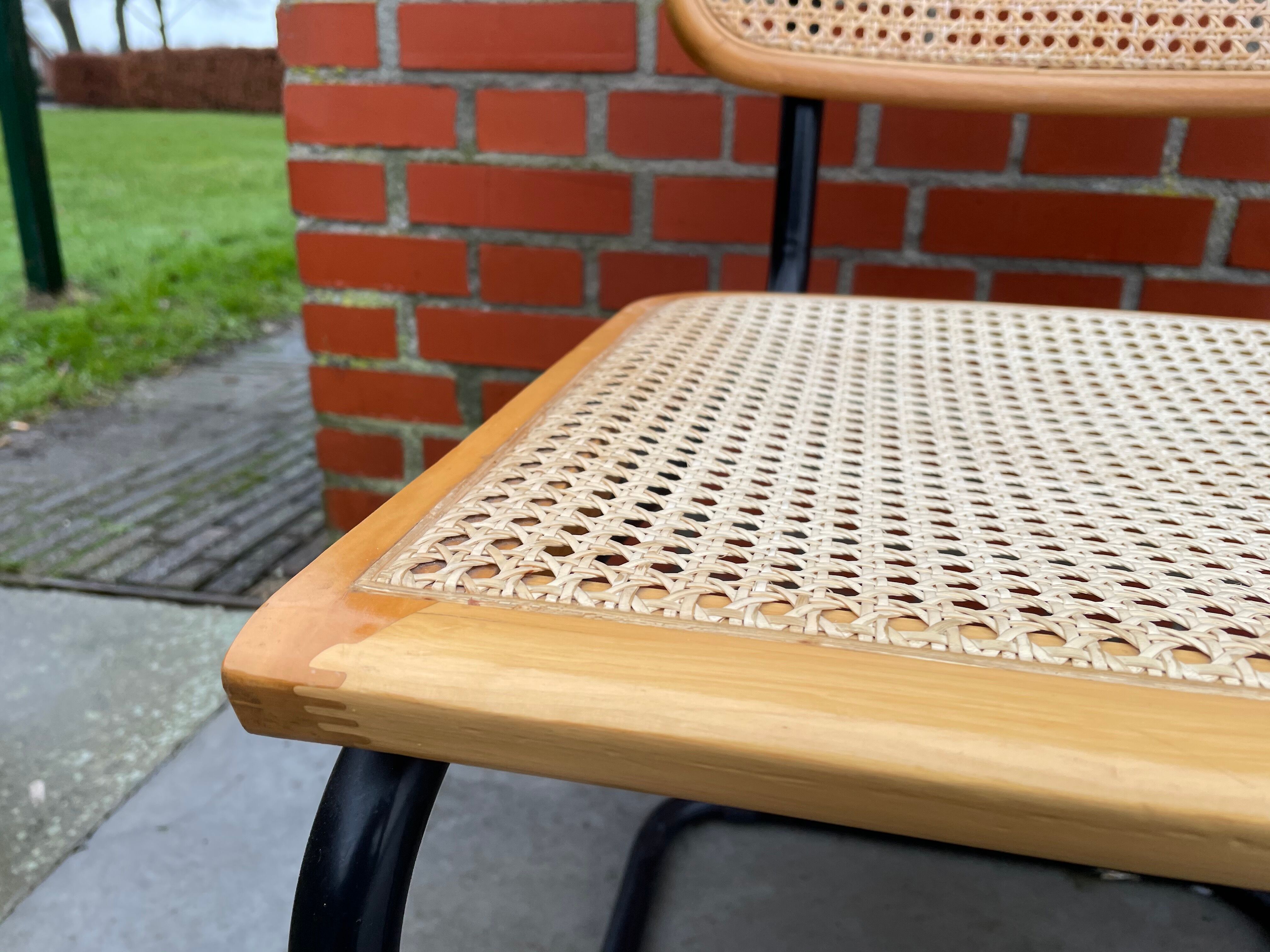 Chaise modèle Cesca conçue par Marcel Breuer avec accoudoirs à structure noire