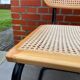 Chaise modèle Cesca conçue par Marcel Breuer avec accoudoirs à structure noire