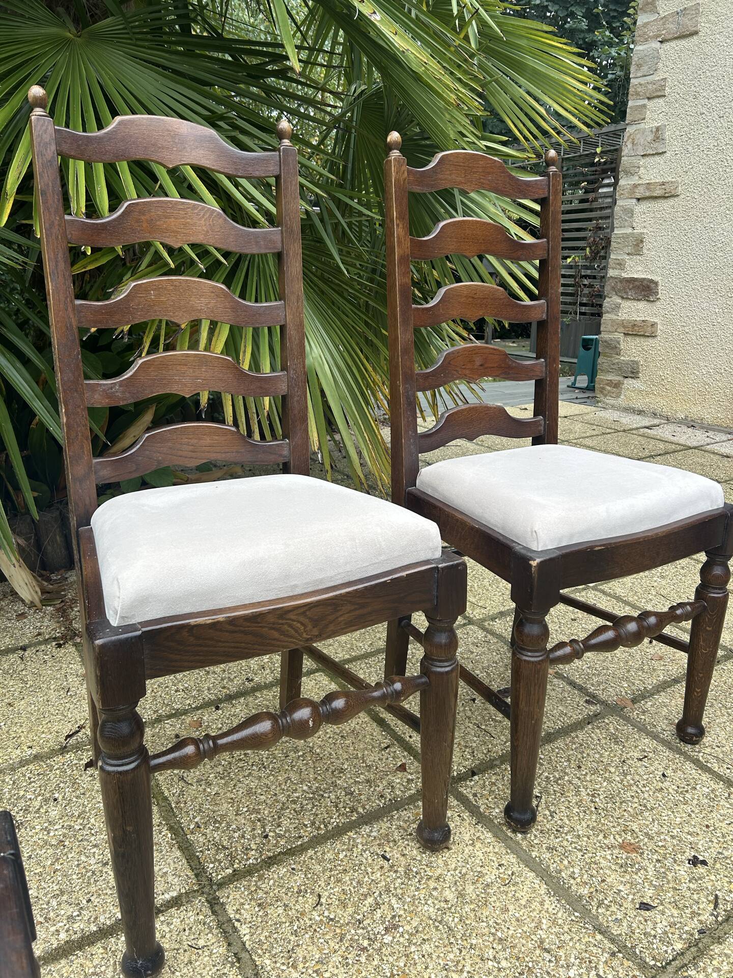 Ensemble de 6 chaises de salle à manger en chêne ancien rembourrées, comprenant 2 fauteuils.