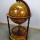 Meuble bar globe en bois sur roulette