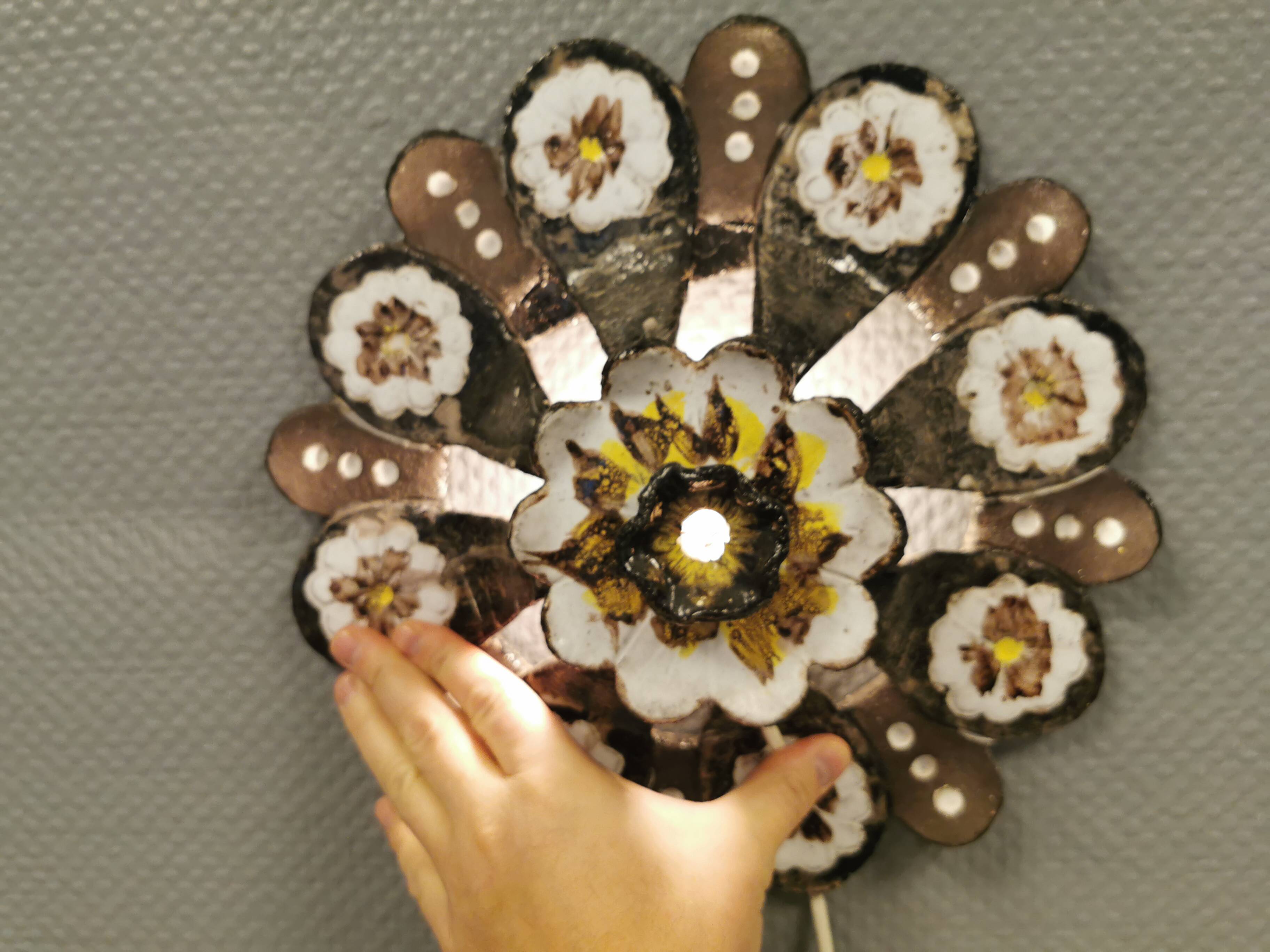Applique en céramique en forme de fleur, signée Volle, années 1970.