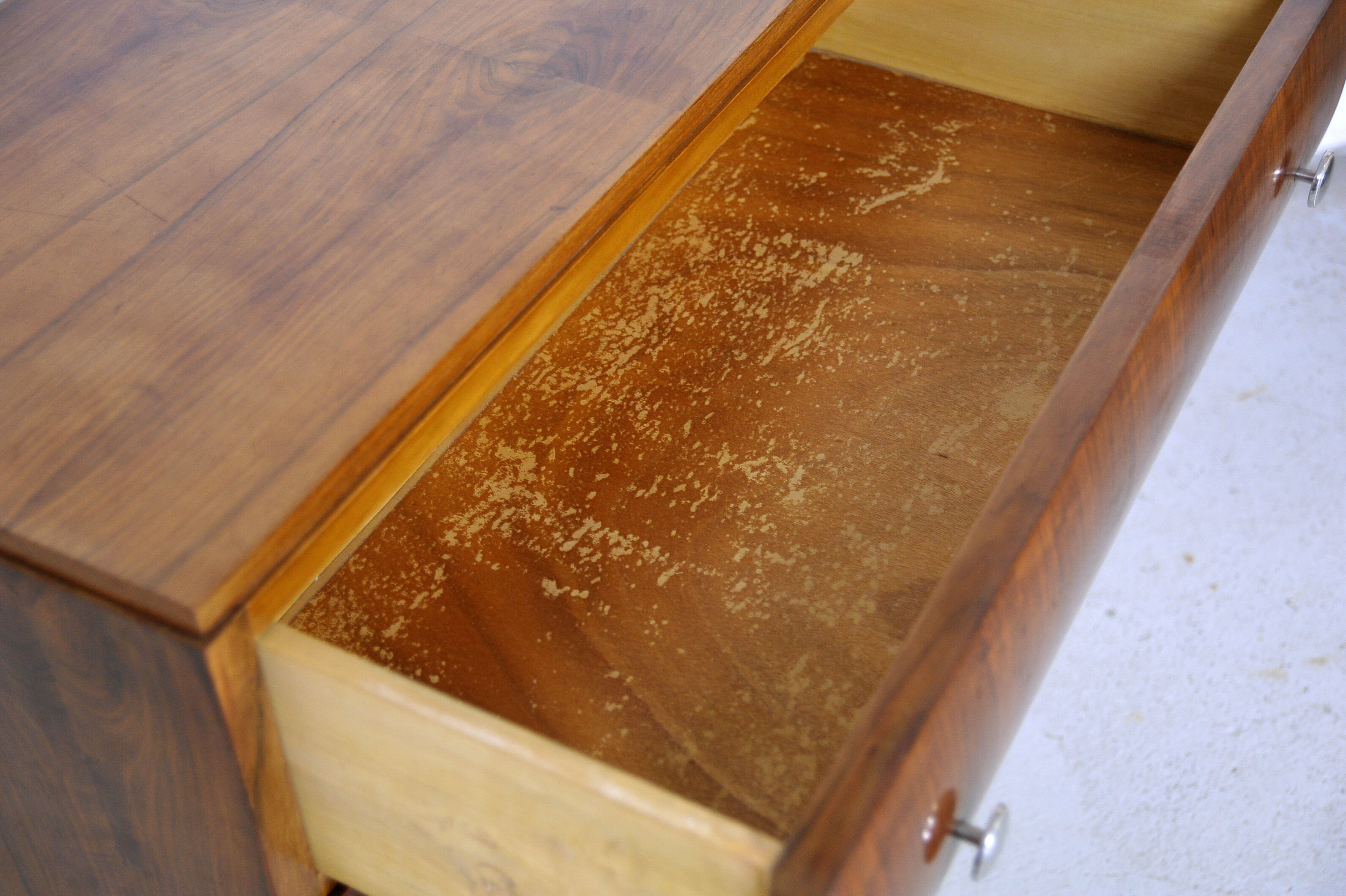 Art Deco chest of drawers in walnut veneer, circa 1930