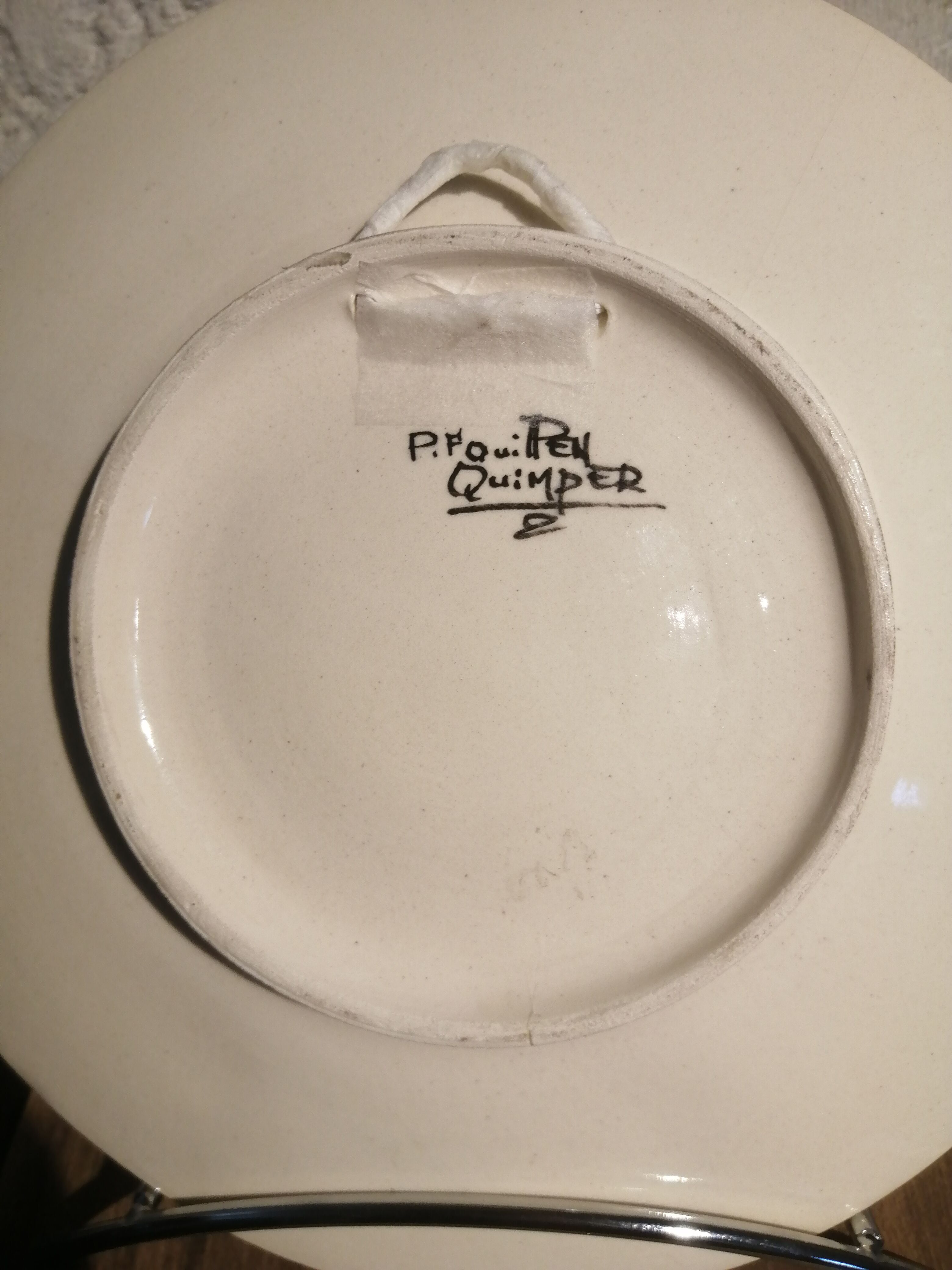 Decorative plate signed Maurice Fouillen.