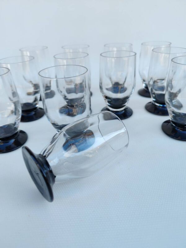 12 gobelets moyen en verre d'époque Art déco, par Daum Nancy