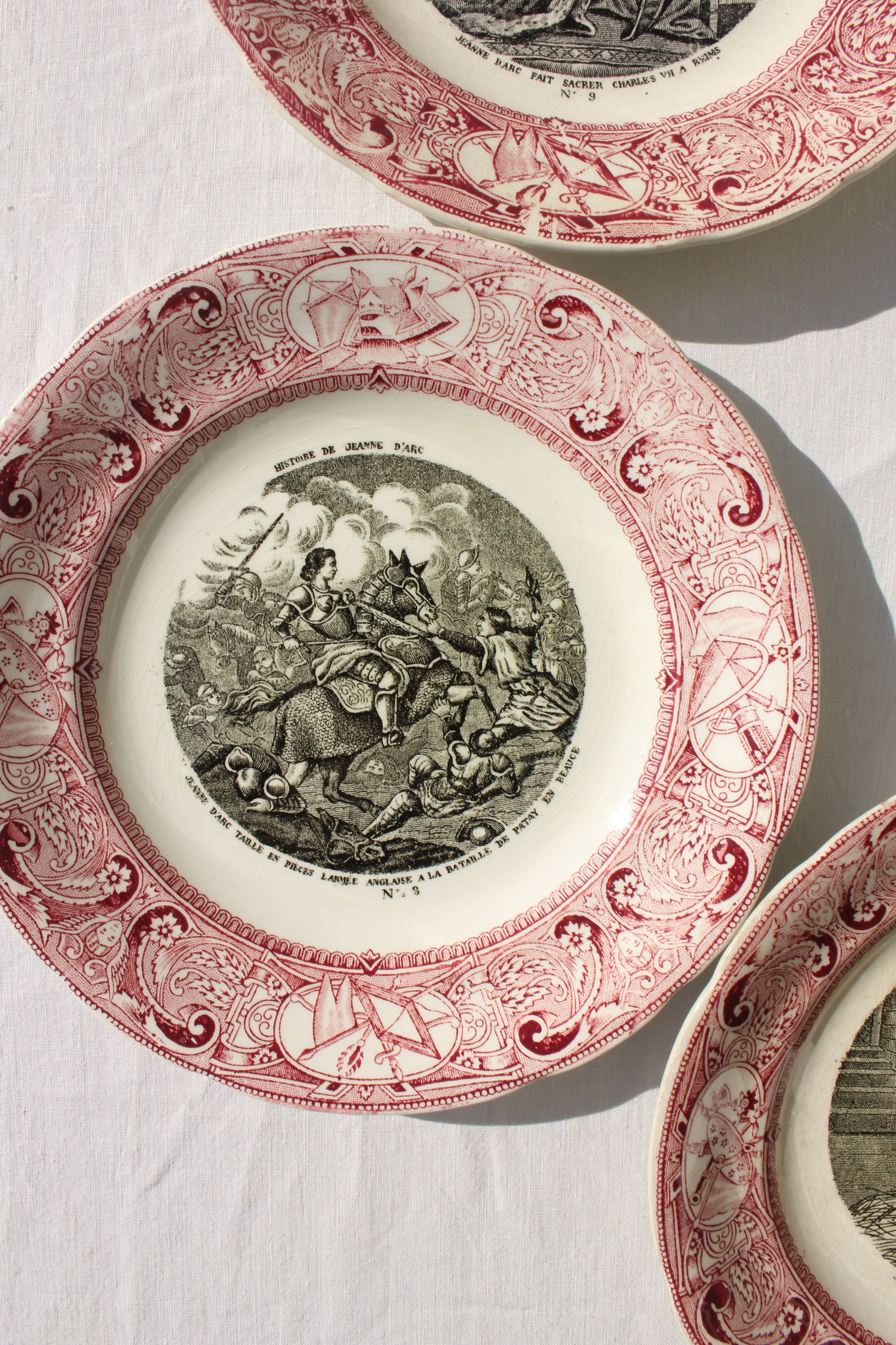 Lot de 3 assiettes parlantes Jeanne d'Arc, Porcelaine opaque de Gien