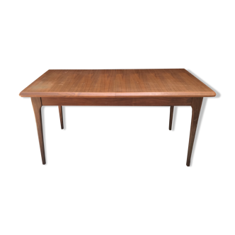 Scandinavian table with integrated extensions