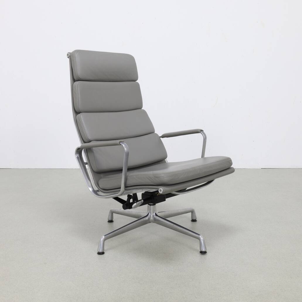 Soft Pad Chair EA 222 – Lounge by Charles and Ray Eames for Vitra