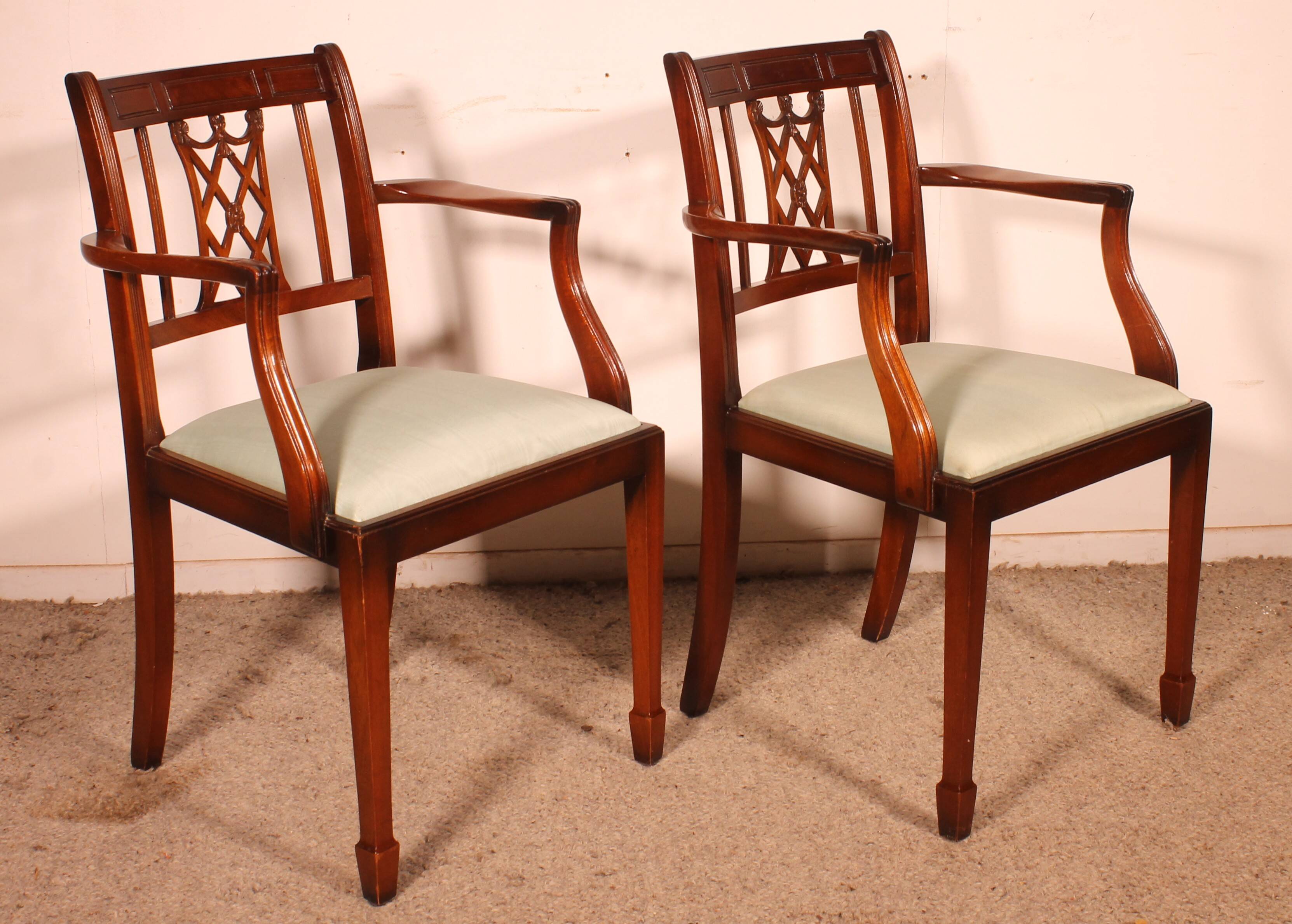 pair of mahogany armchairs in Hepplewhite style