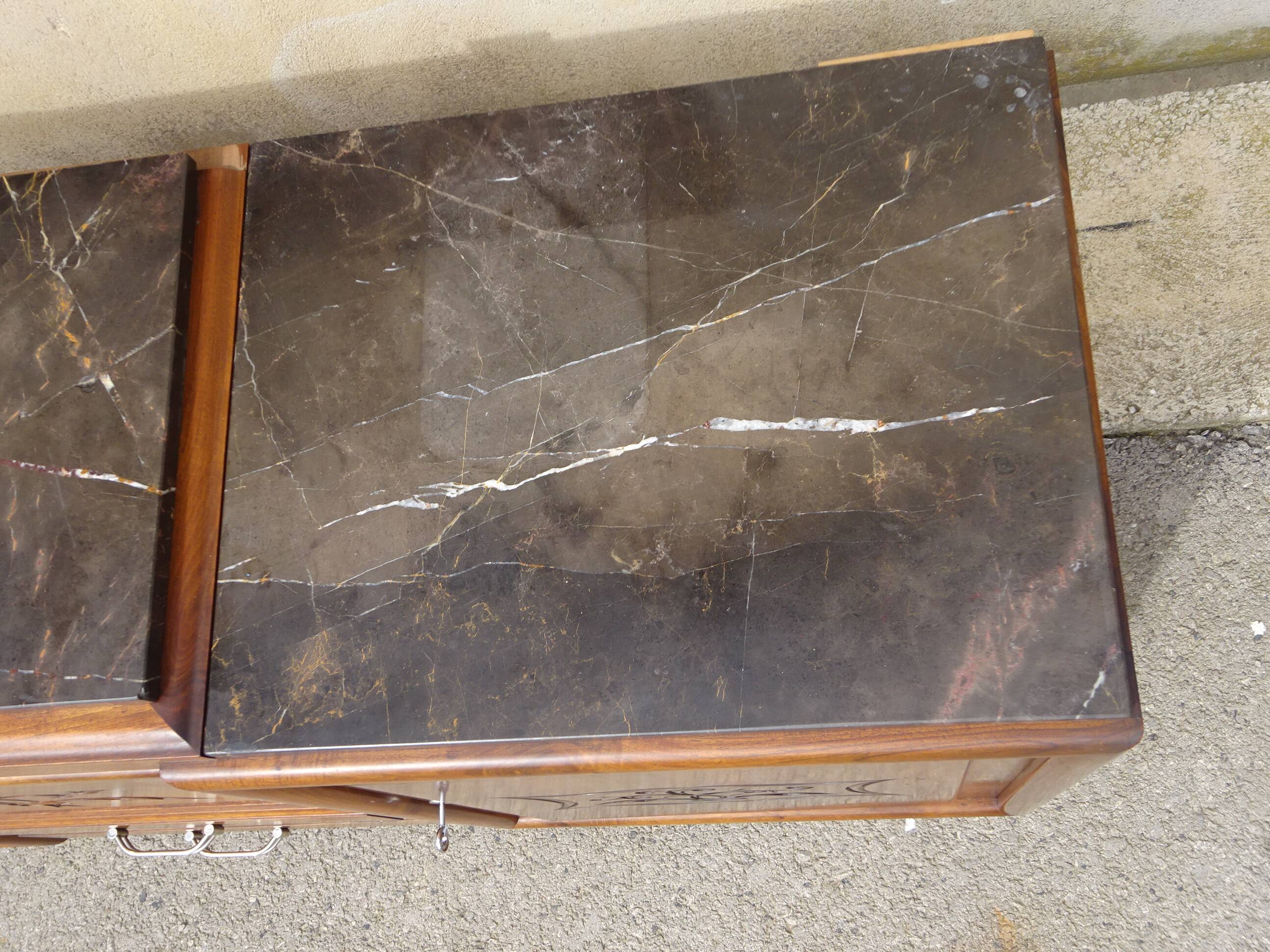 Large buffet en noyer massif, dessus en marbre noir