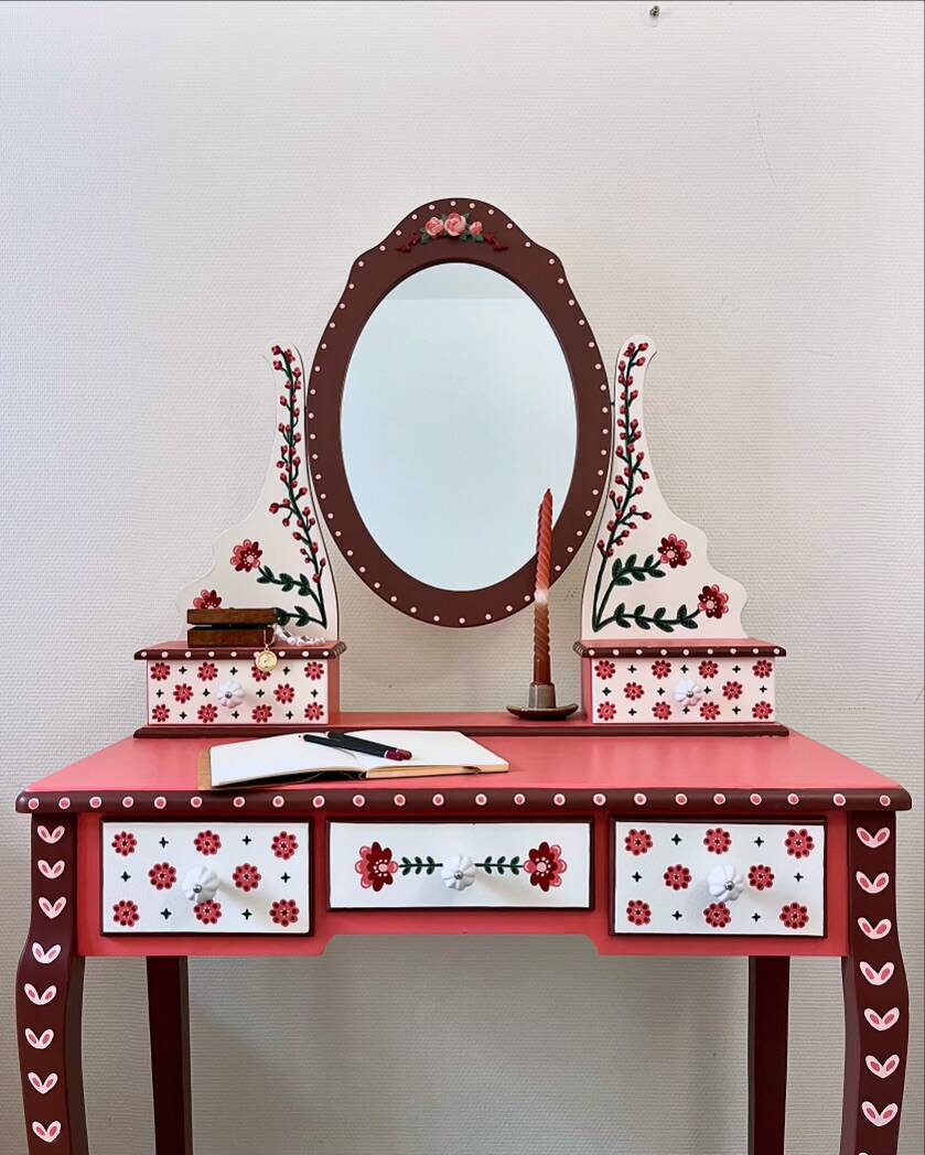 Coiffeuse peinte à la main