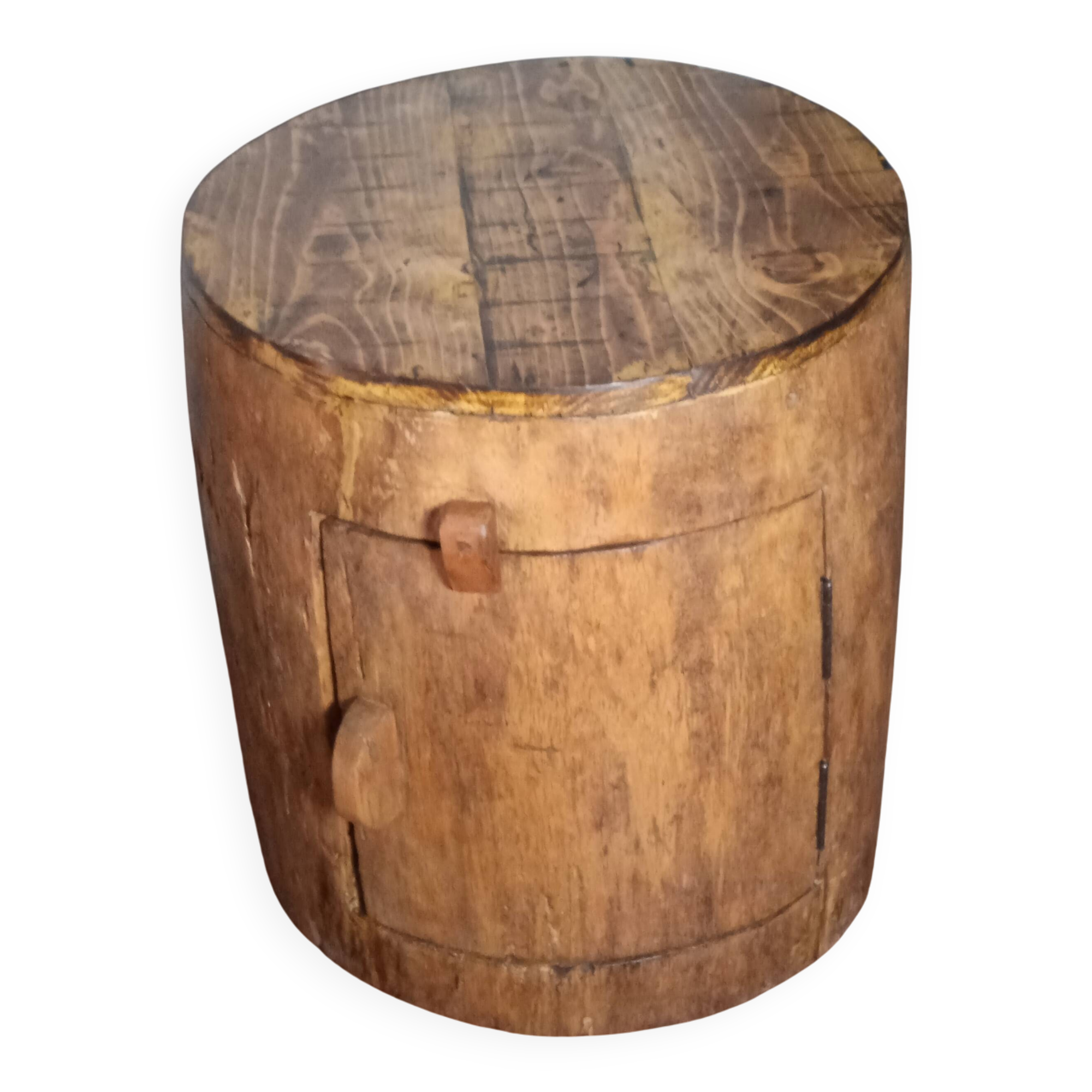 Hollow palm tree trunk; Mini bar; bedside table; occasional furniture; corner furniture;