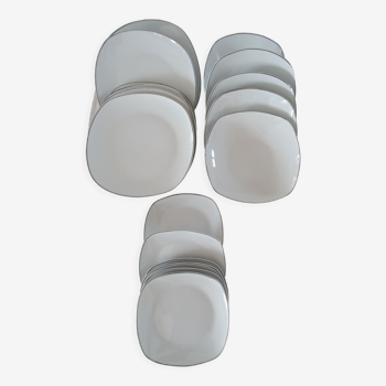 Table service of 18 pieces in white porcelain