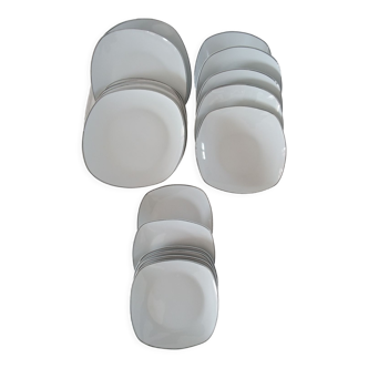 Table service of 18 pieces in white porcelain
