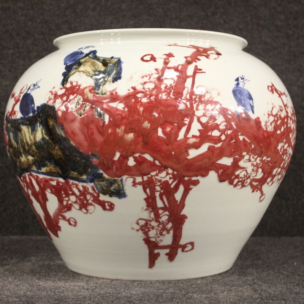 Chinese vase in painted ceramic with flowers and animals