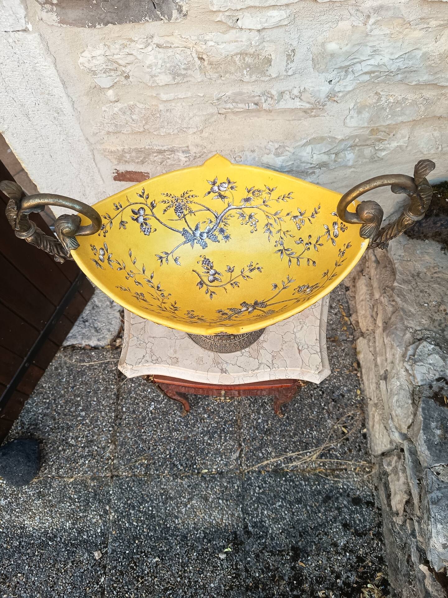 Grand centre de table - 46 cm - faïence jaune émaux polychromes - XXe