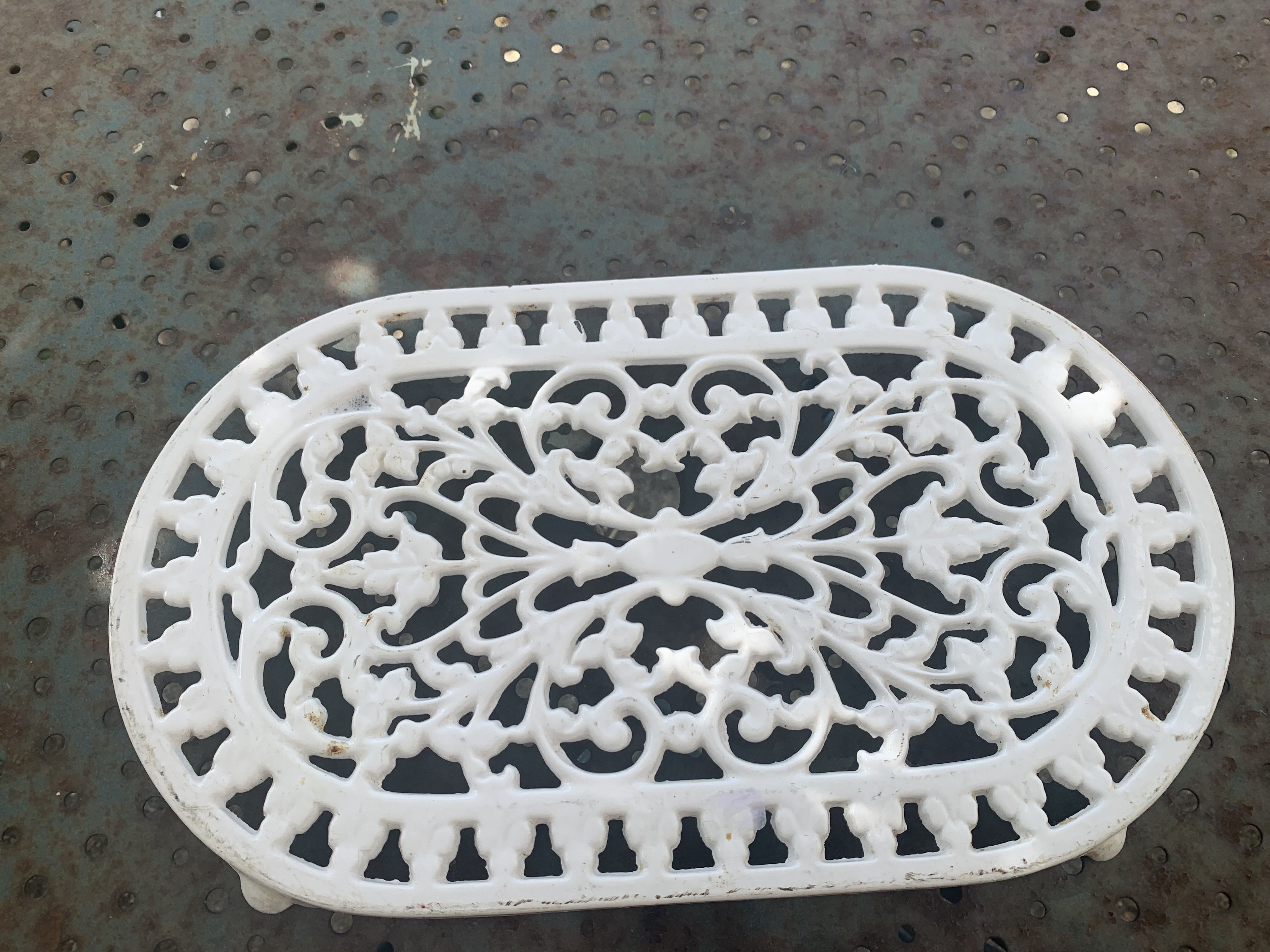 Trivety in cast iron