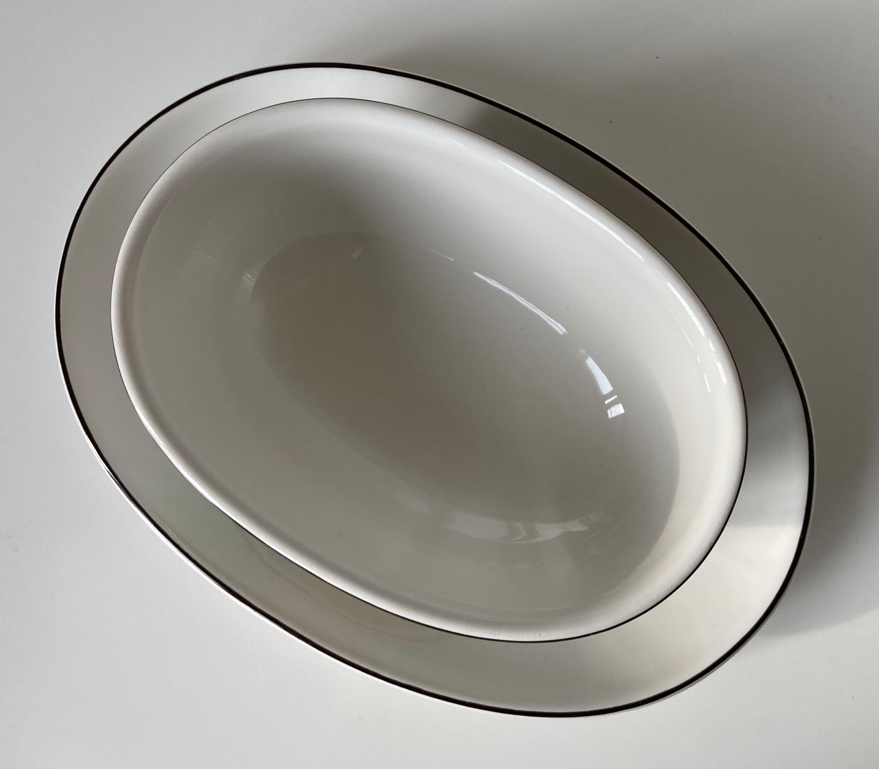 Saucière ovale Design Naïf sur son présentoir en vitro-porcelaine de Villeroy & Boch