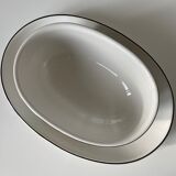 Naïve Design oval sauce boat on its Villeroy & Boch glass-porcelain display