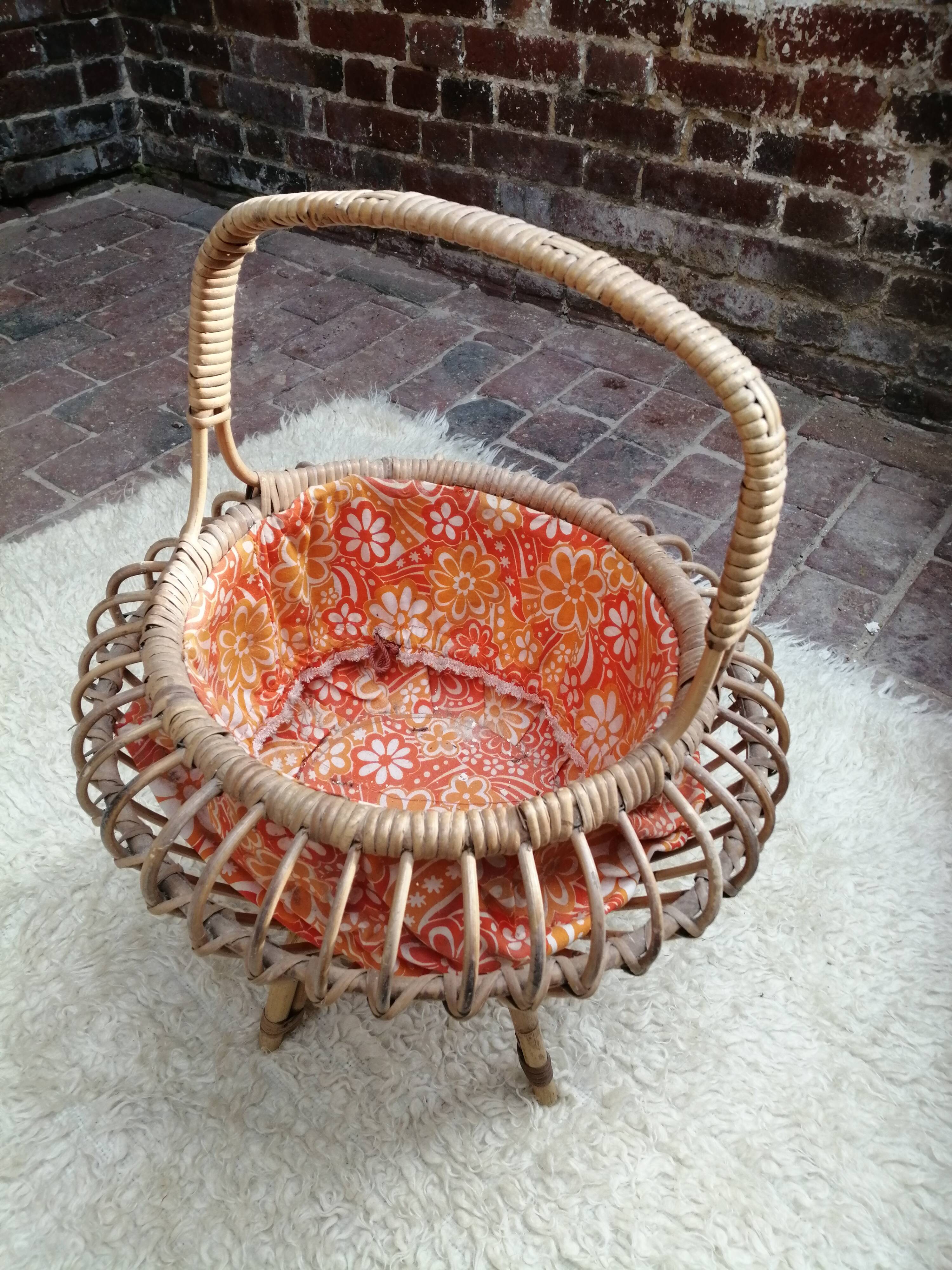 Set living room armchairs sofa, table and seamstress in vintage rattan