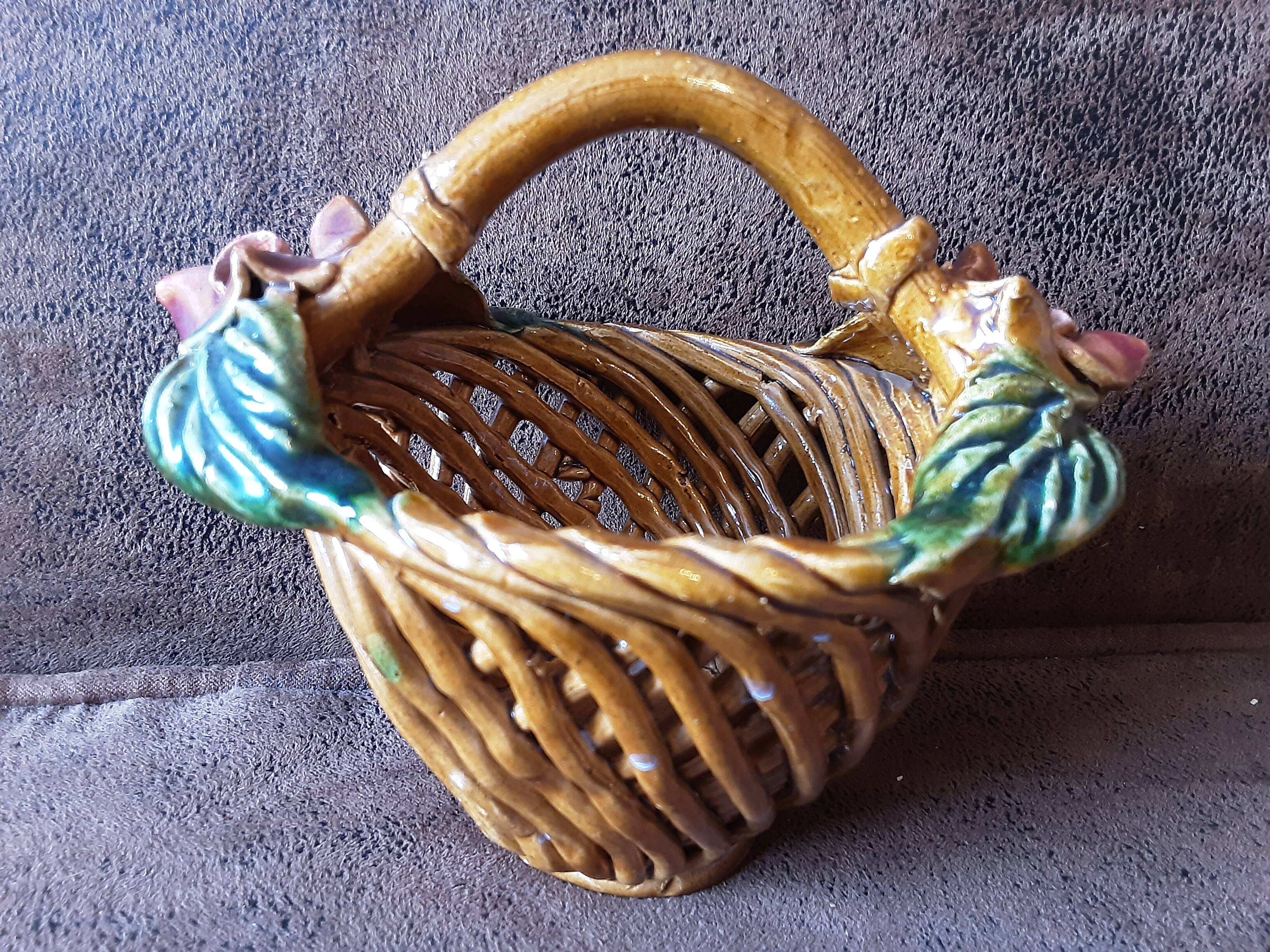Small barbotine basket
