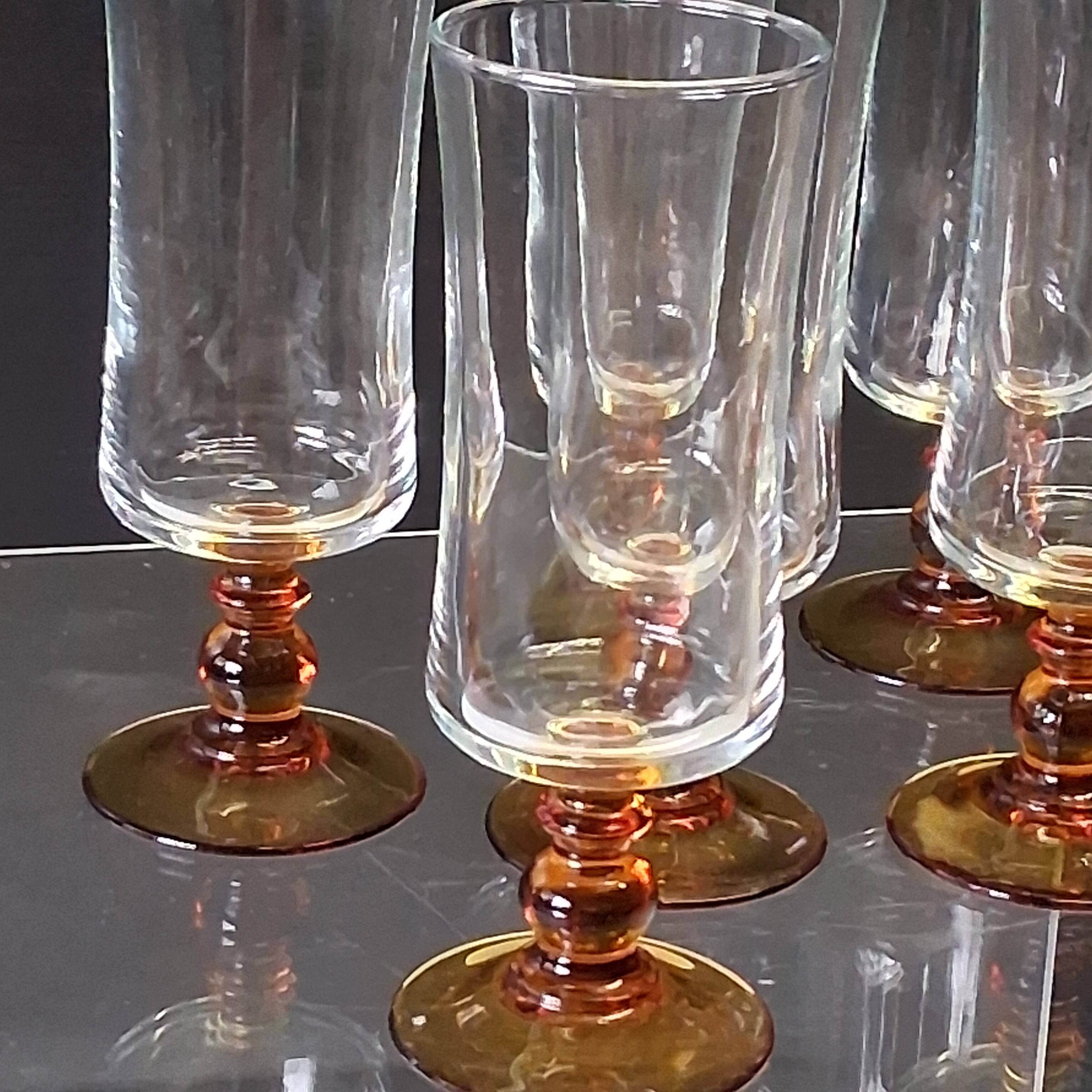 6 amber-footed champagne flutes in very good condition.