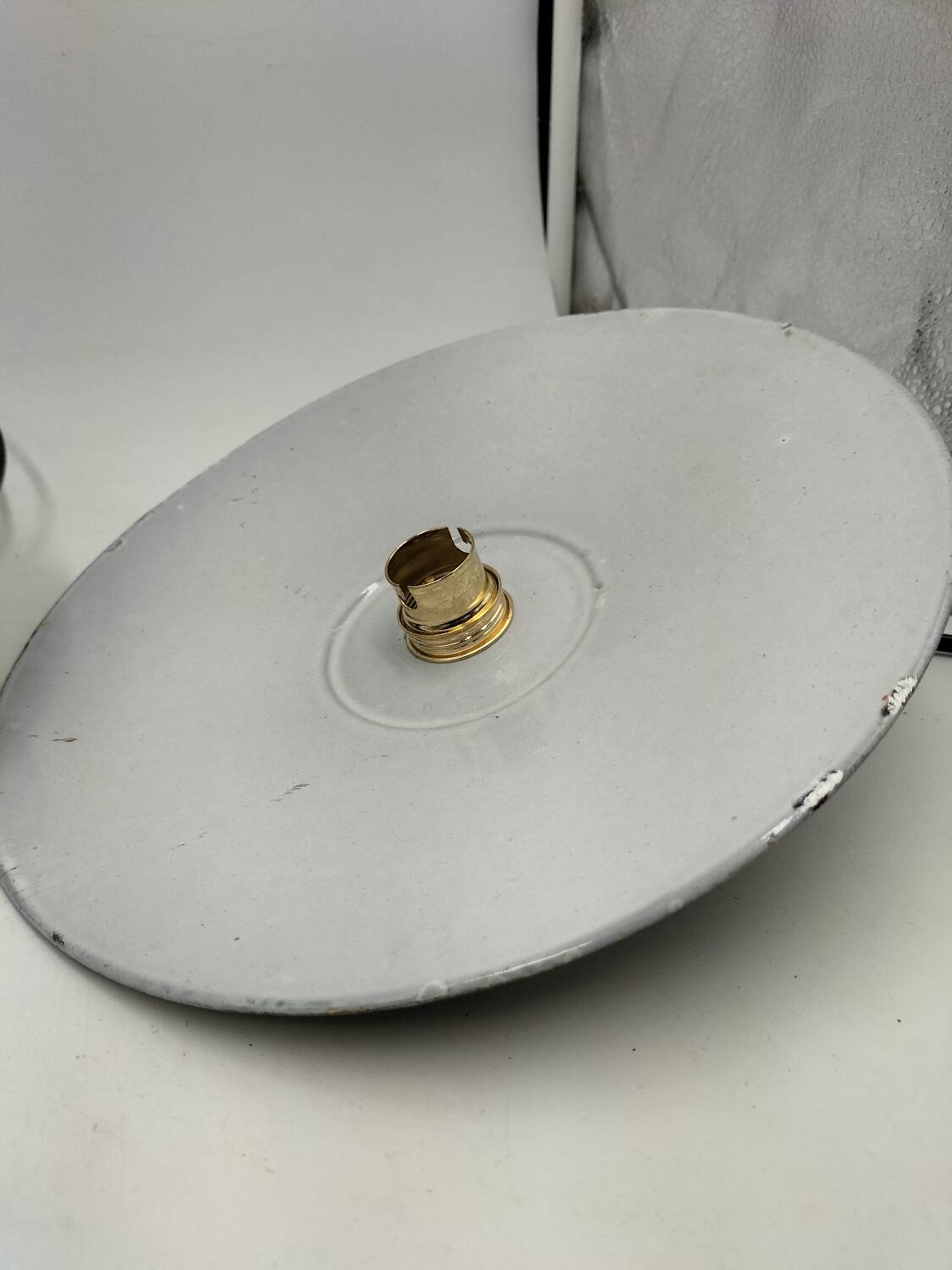 Enamelled sheet metal suspensions