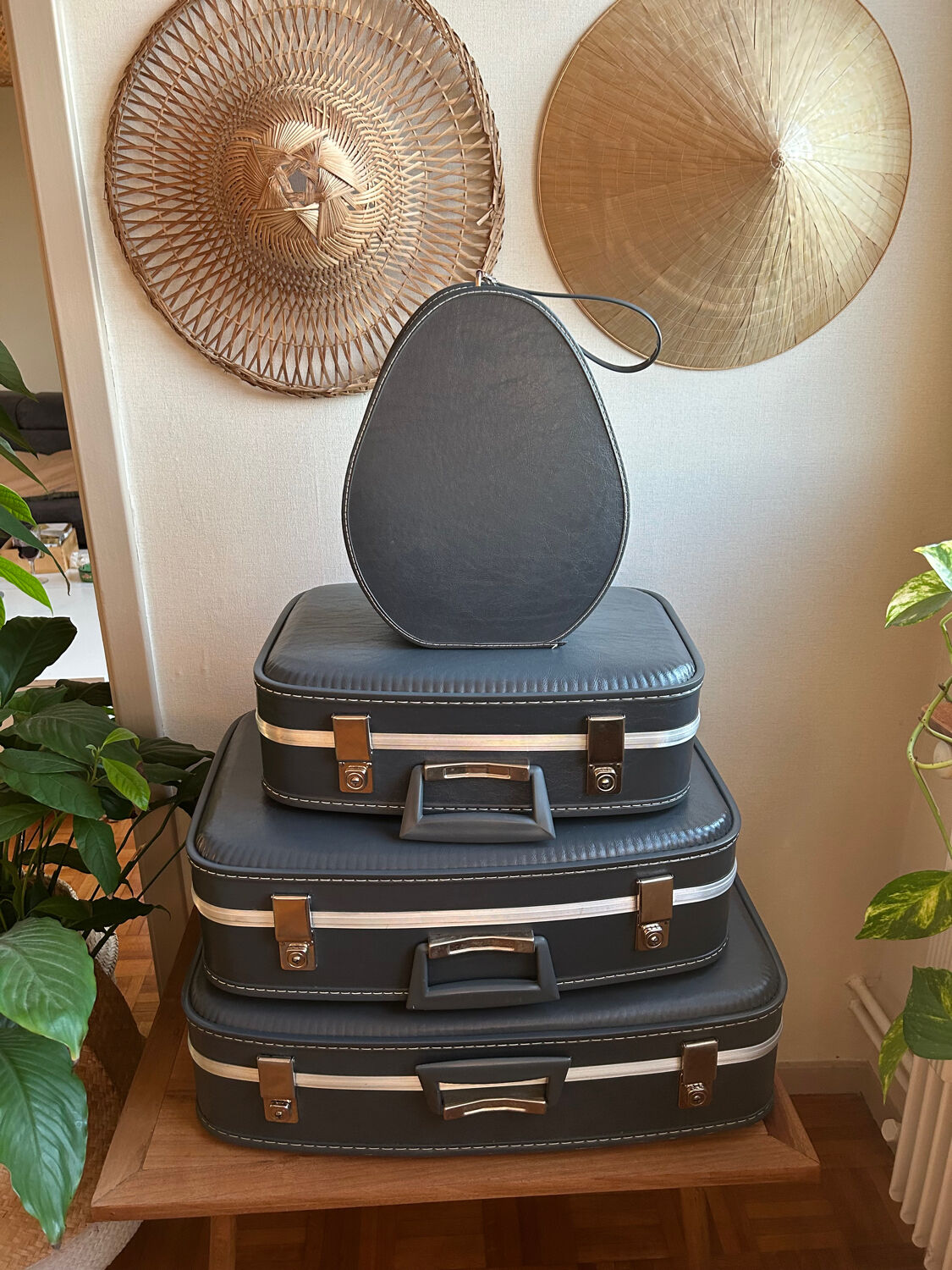 Complete set of "stewardess" nesting suitcases