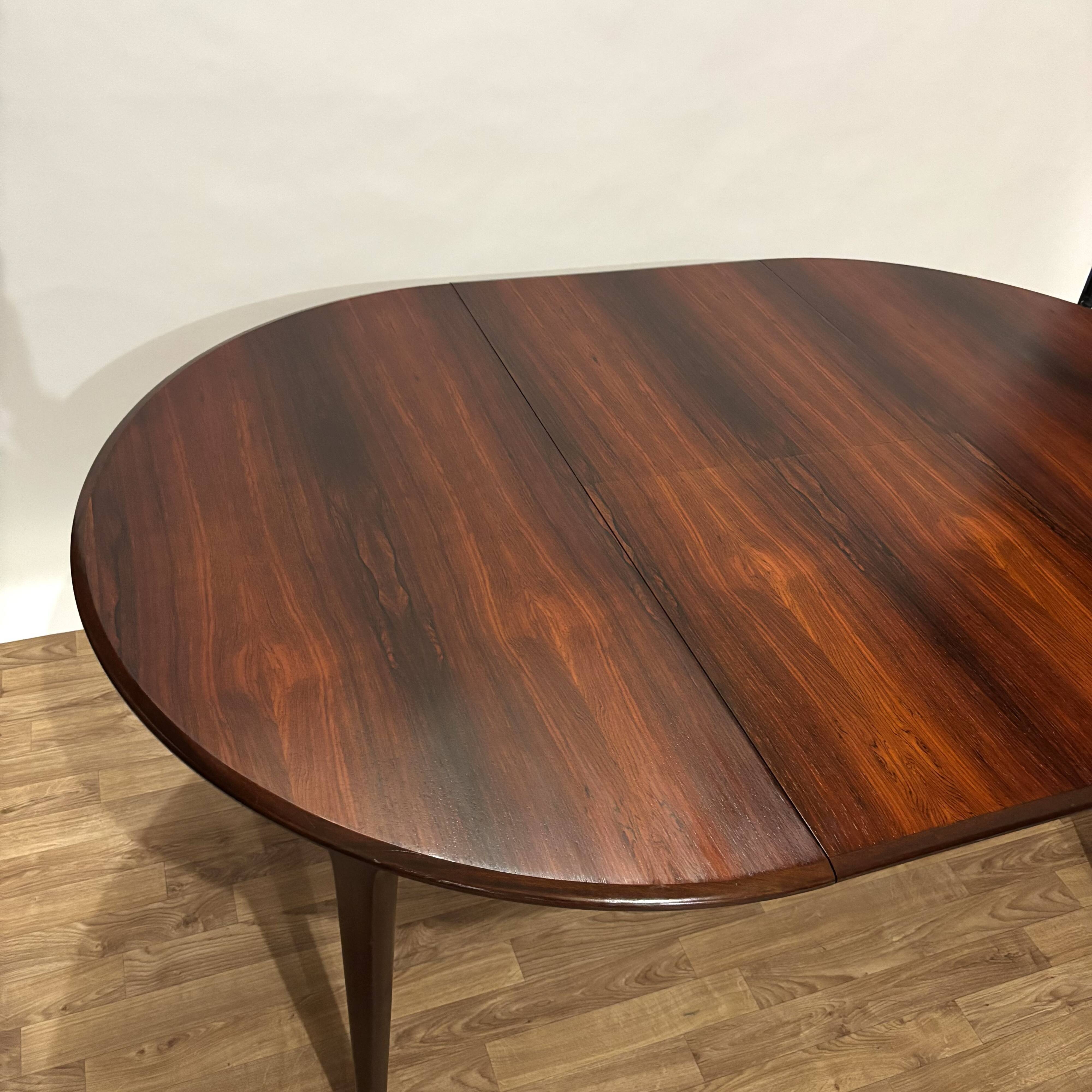 Extendable dining table in Rio rosewood.