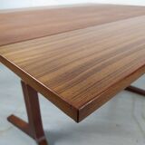 Scandinavian table with system