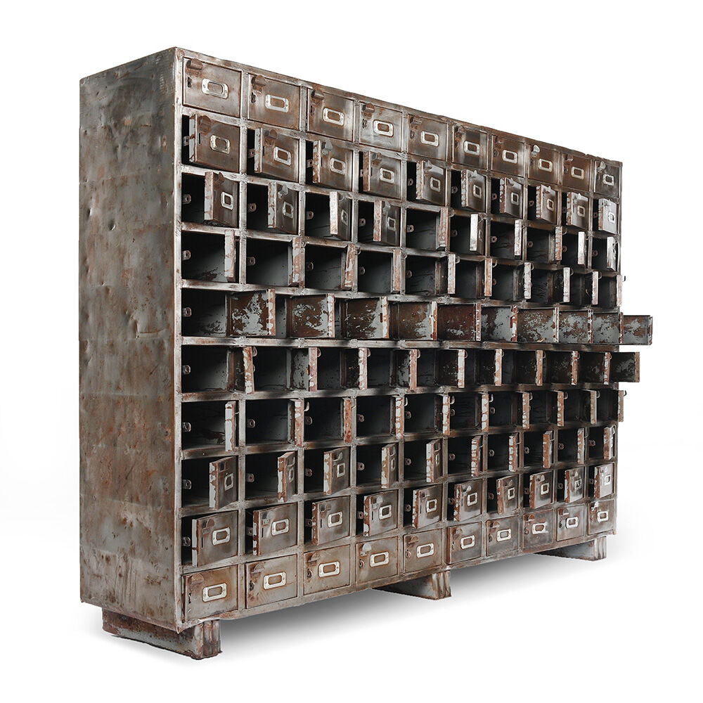 Industrial furniture with 100 metal lockers