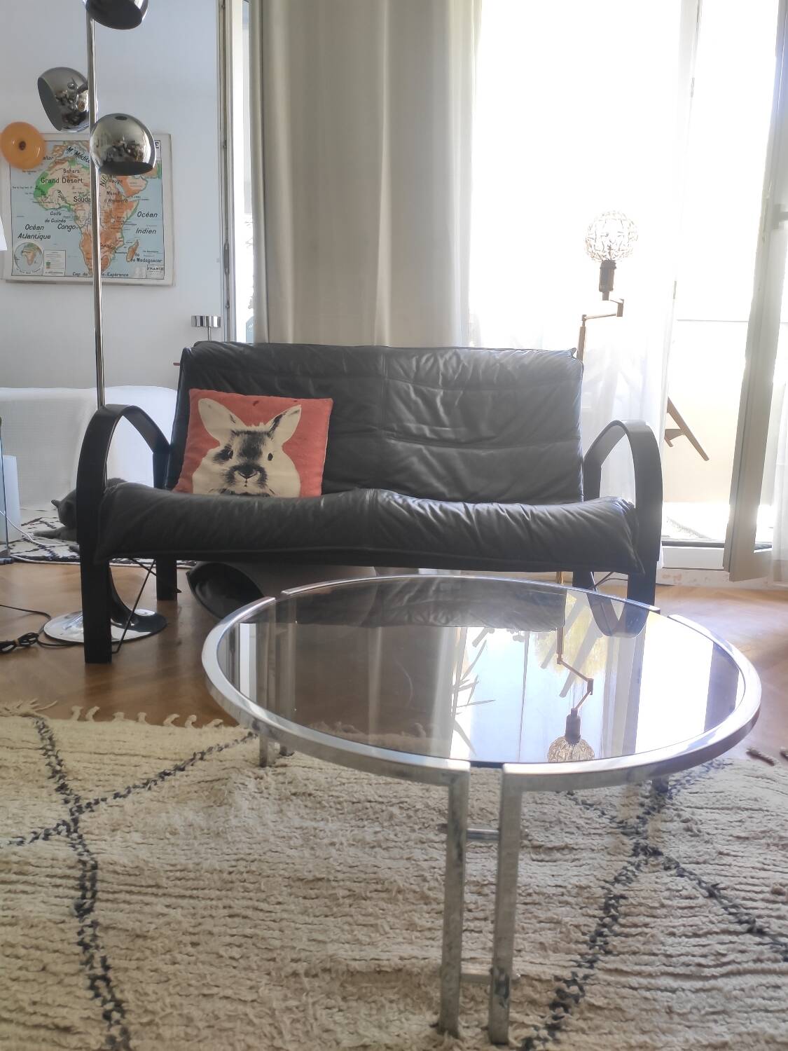 Round coffee table in smoked glass with chrome legs