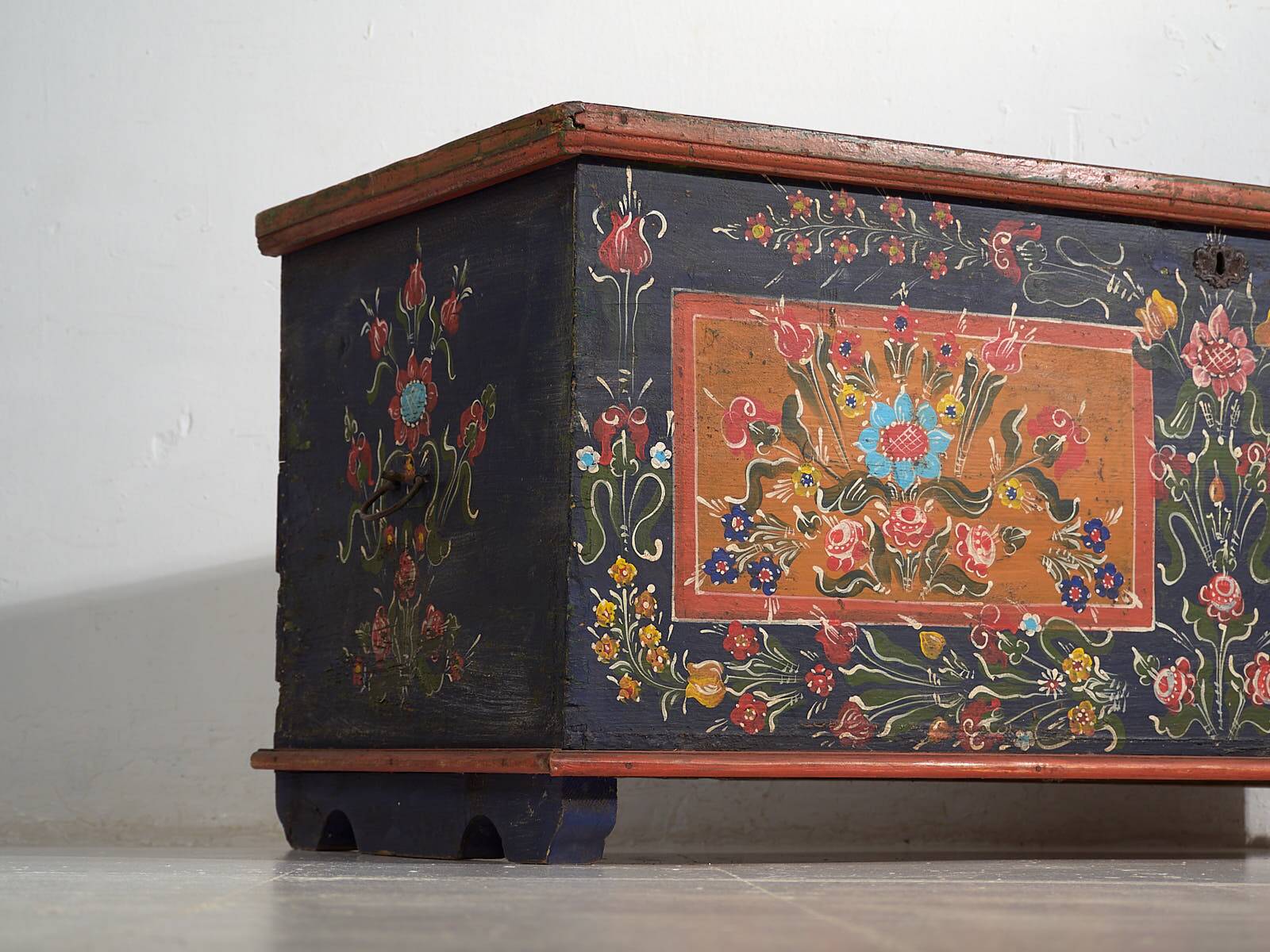 Antique trunk with floral motifs (c.1870)