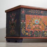 Malle ancienne à motifs floraux (c.1870)