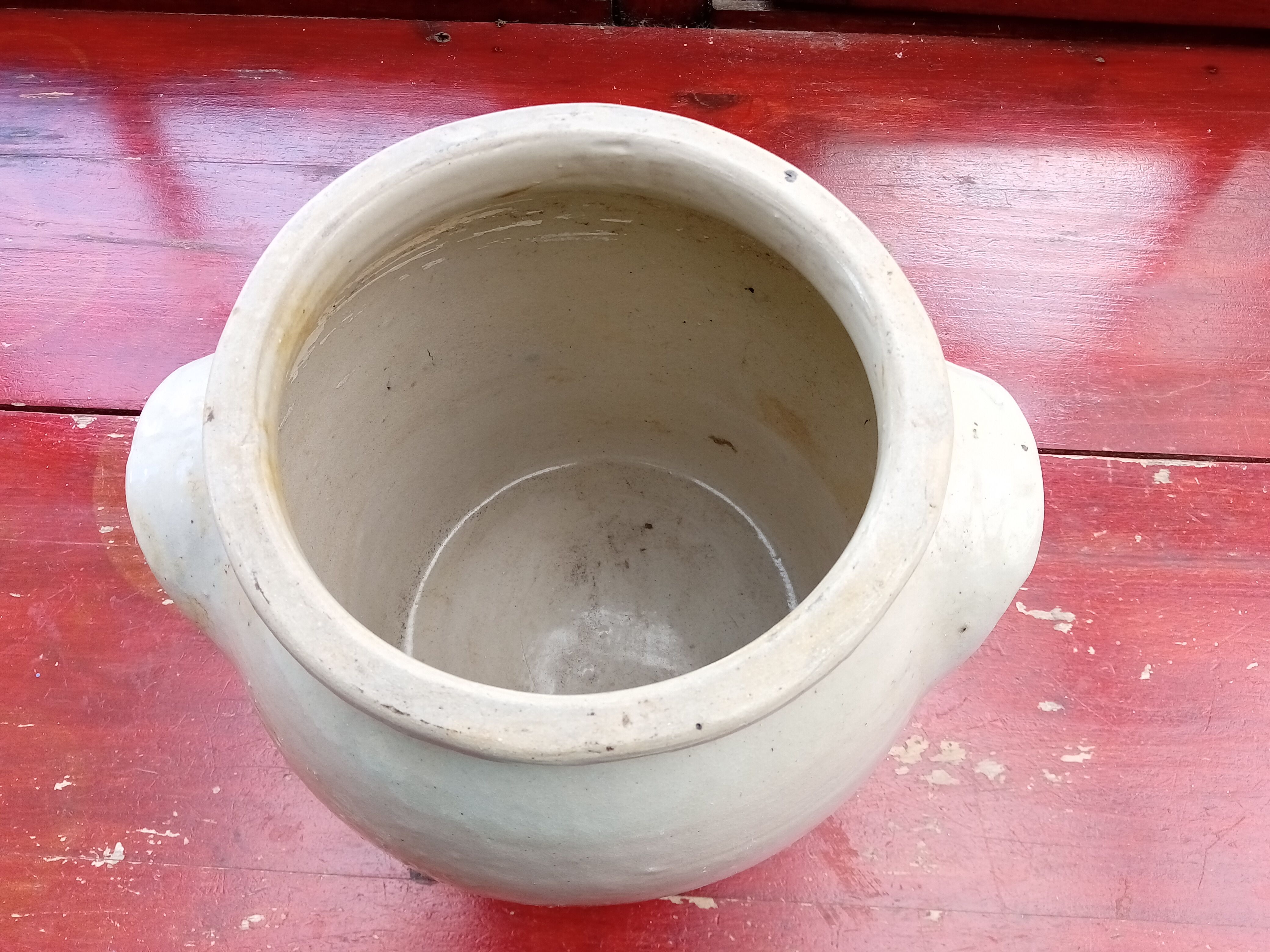 Off-white sandstone pot