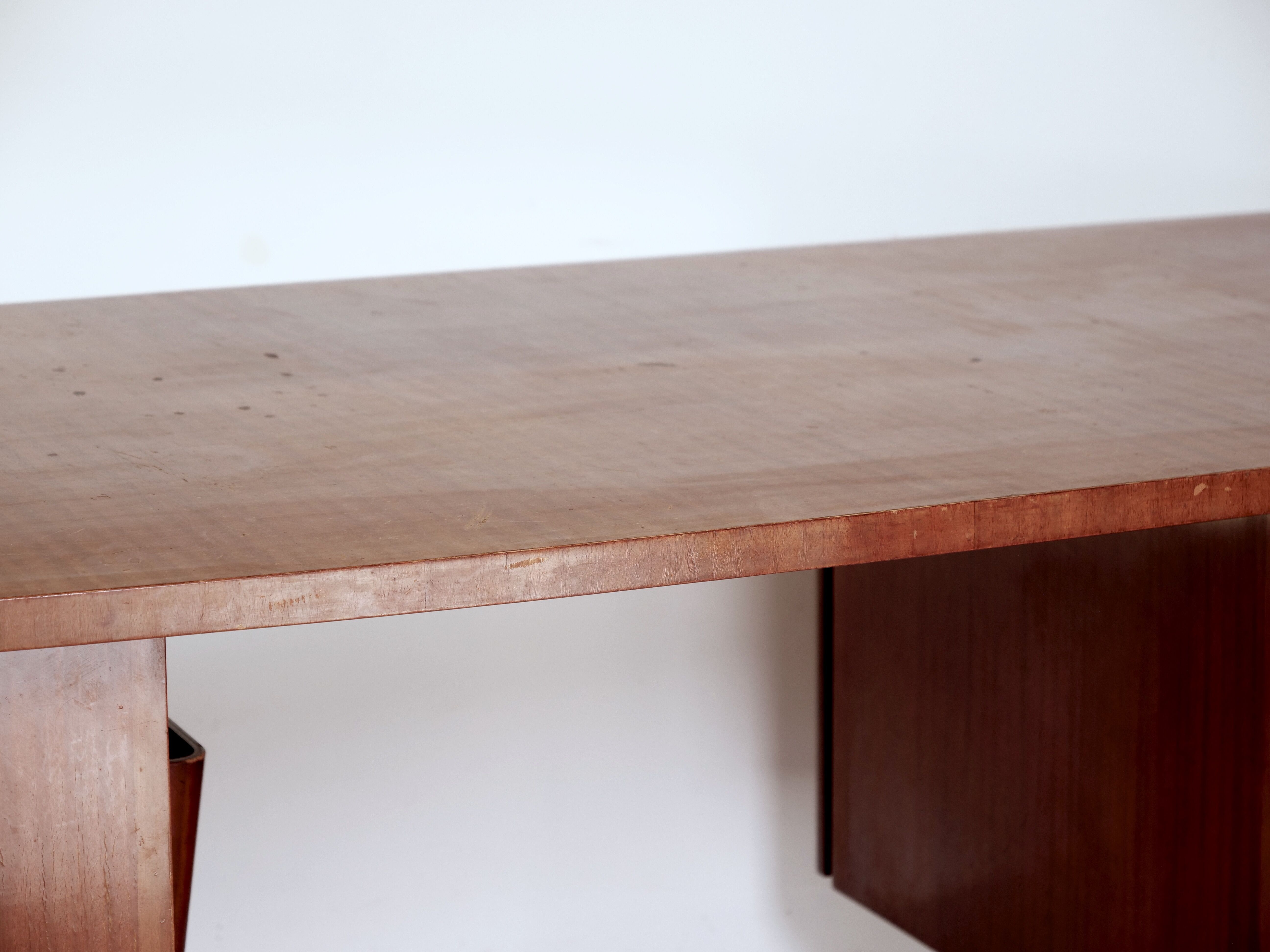 Executive desk model Boomerang standard from De Coene