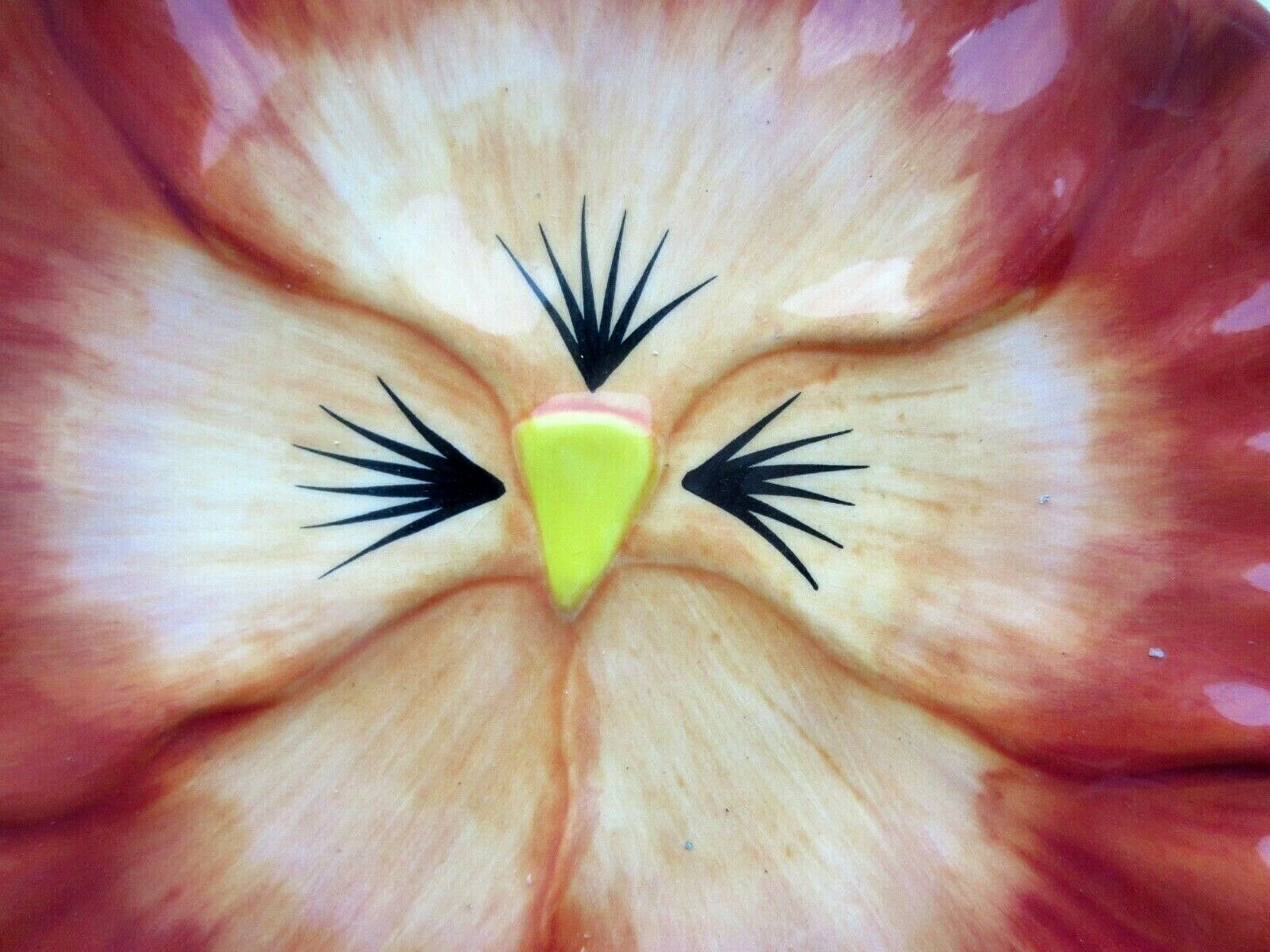 Decorative plate in earthenware dabbling: Orange thought with a yellow heart