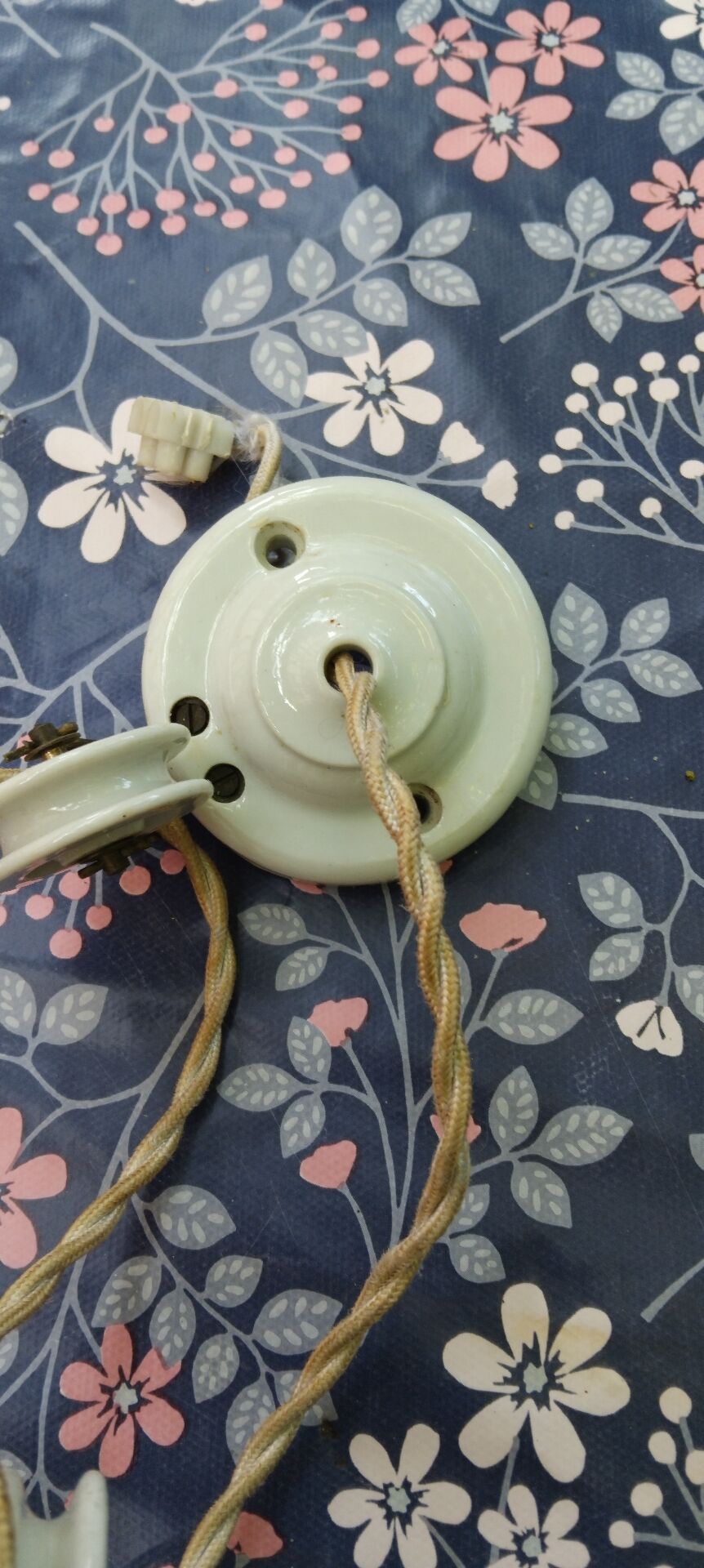 Vintage suspension, raised and lowered opaline porcelain.