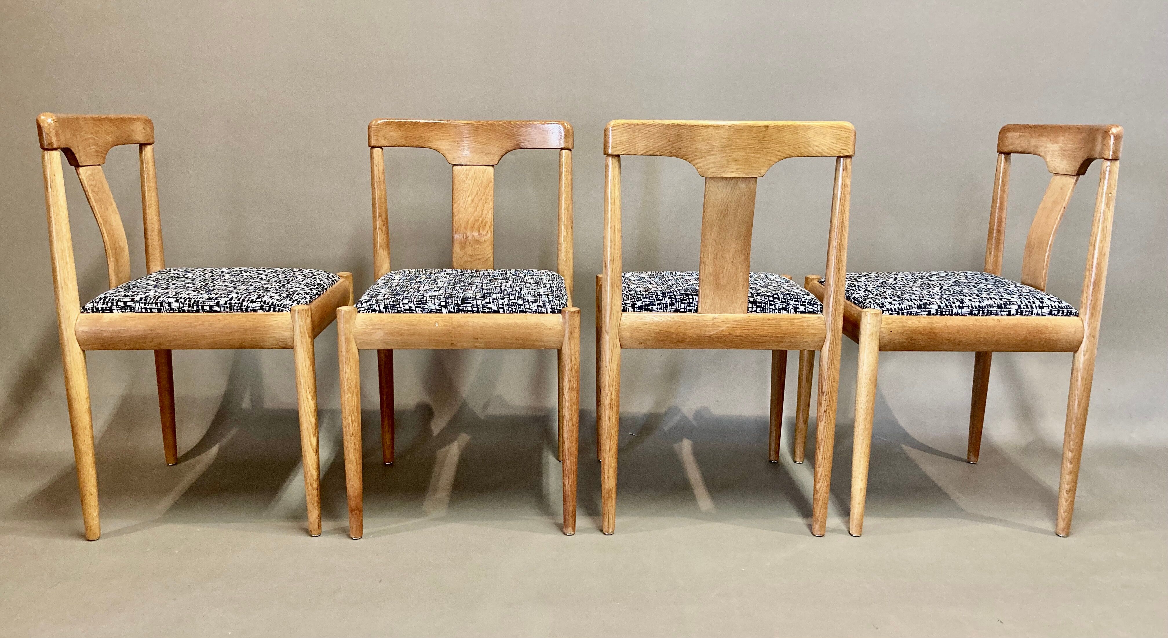 Ensemble de quatre chaises design scandinave 1950.
