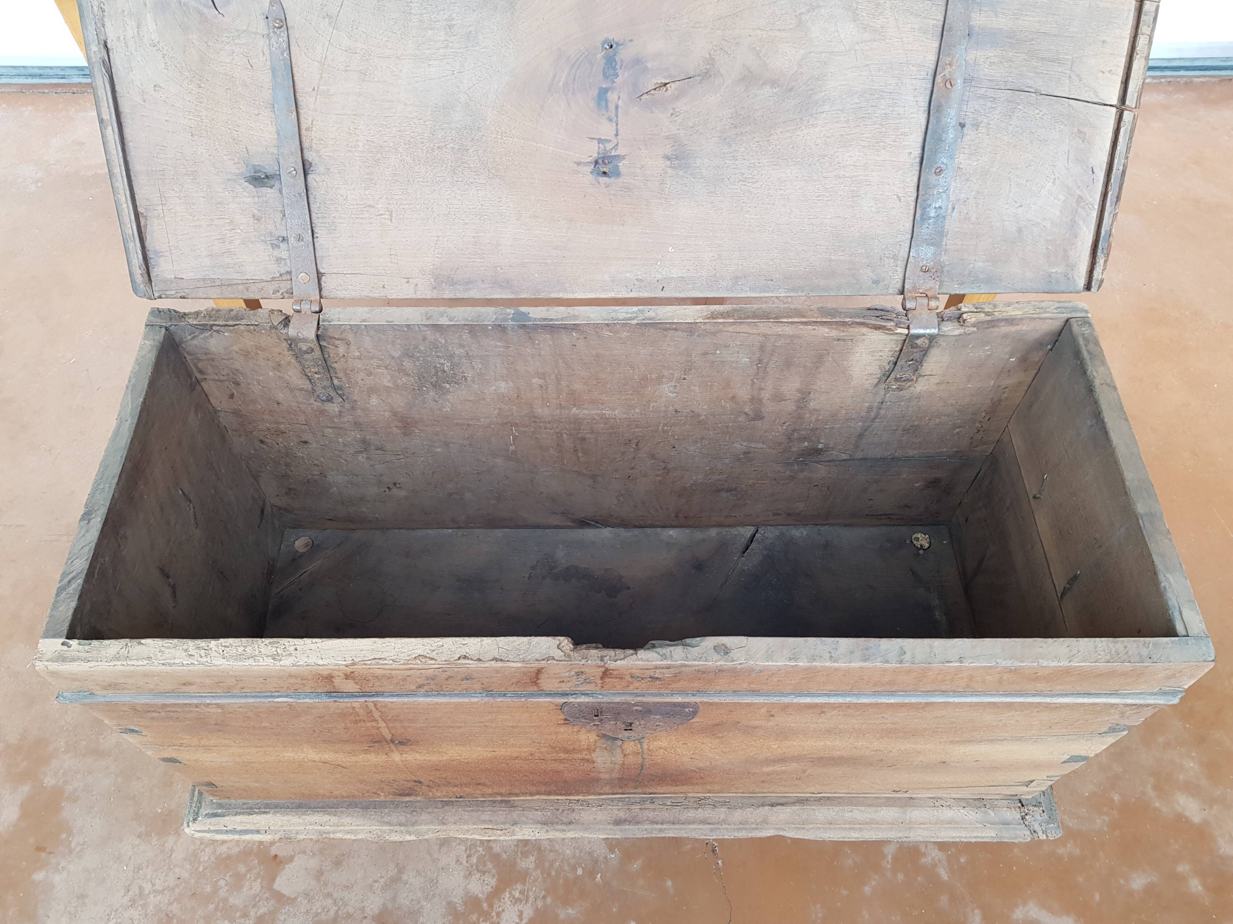 Walnut chest late 18th Century