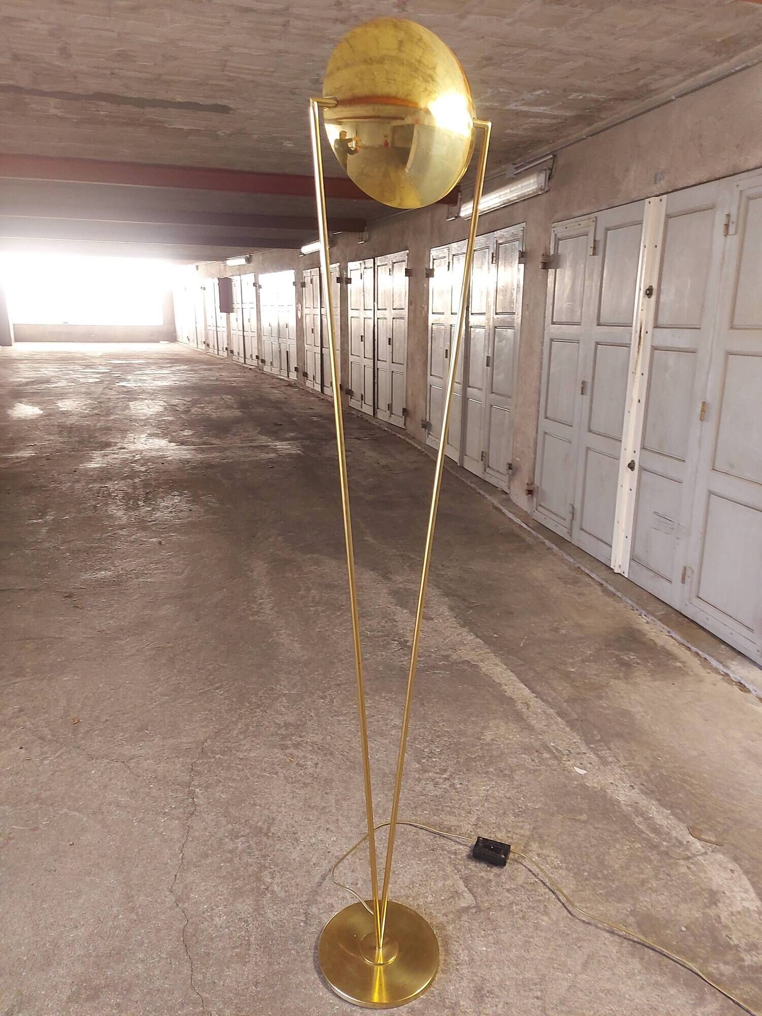 Victory brass floor lamp from the 80's, design studio Artof for Lumen