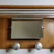 Portemanteau mural en aluminium et bois, 4 patères, de style art déco, 71 cm