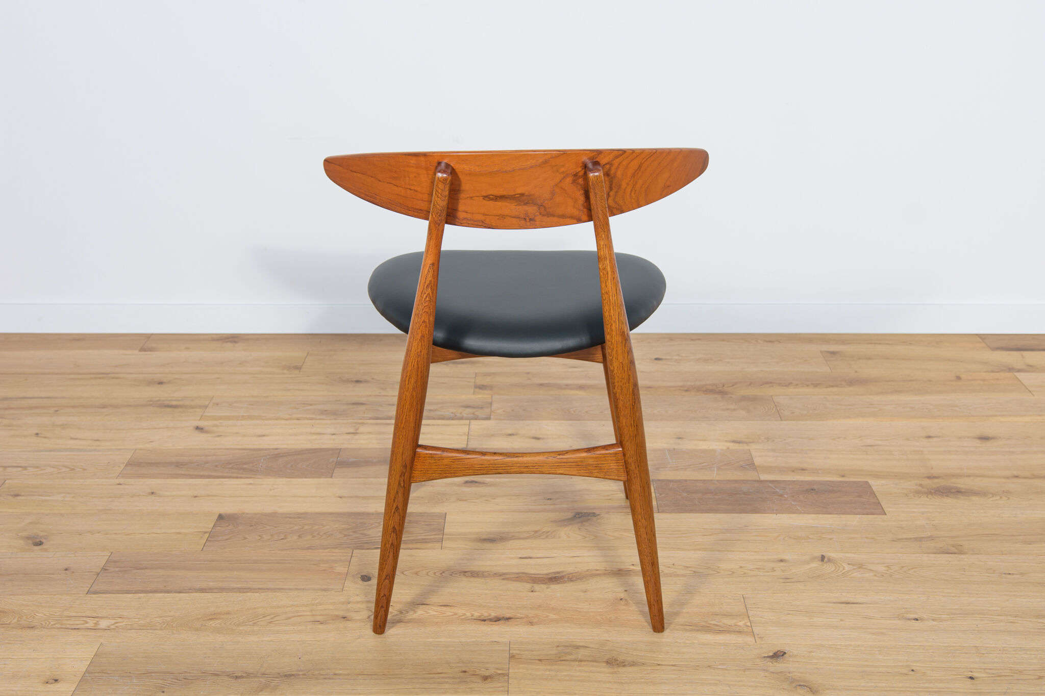 Mid century danish ch33 dining chairs by Hans J. Wegner for Carl Hansen & søn, set of 4