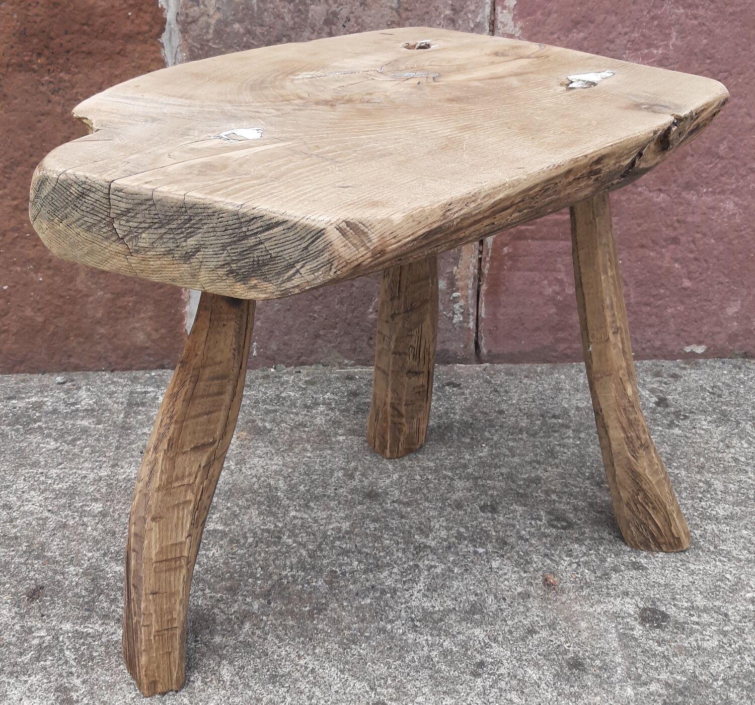 Brutalist coffee table in solid wood, tripod. (Popular art)